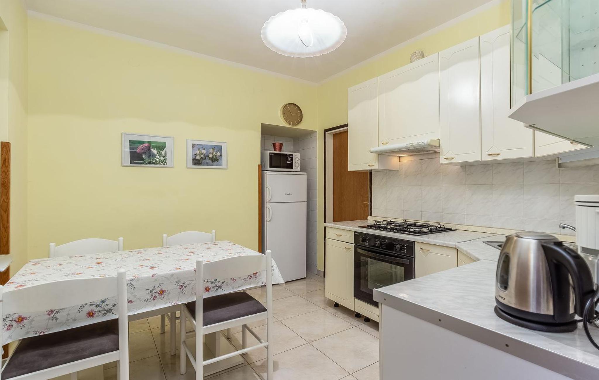 Studio Apartment - Photo 13