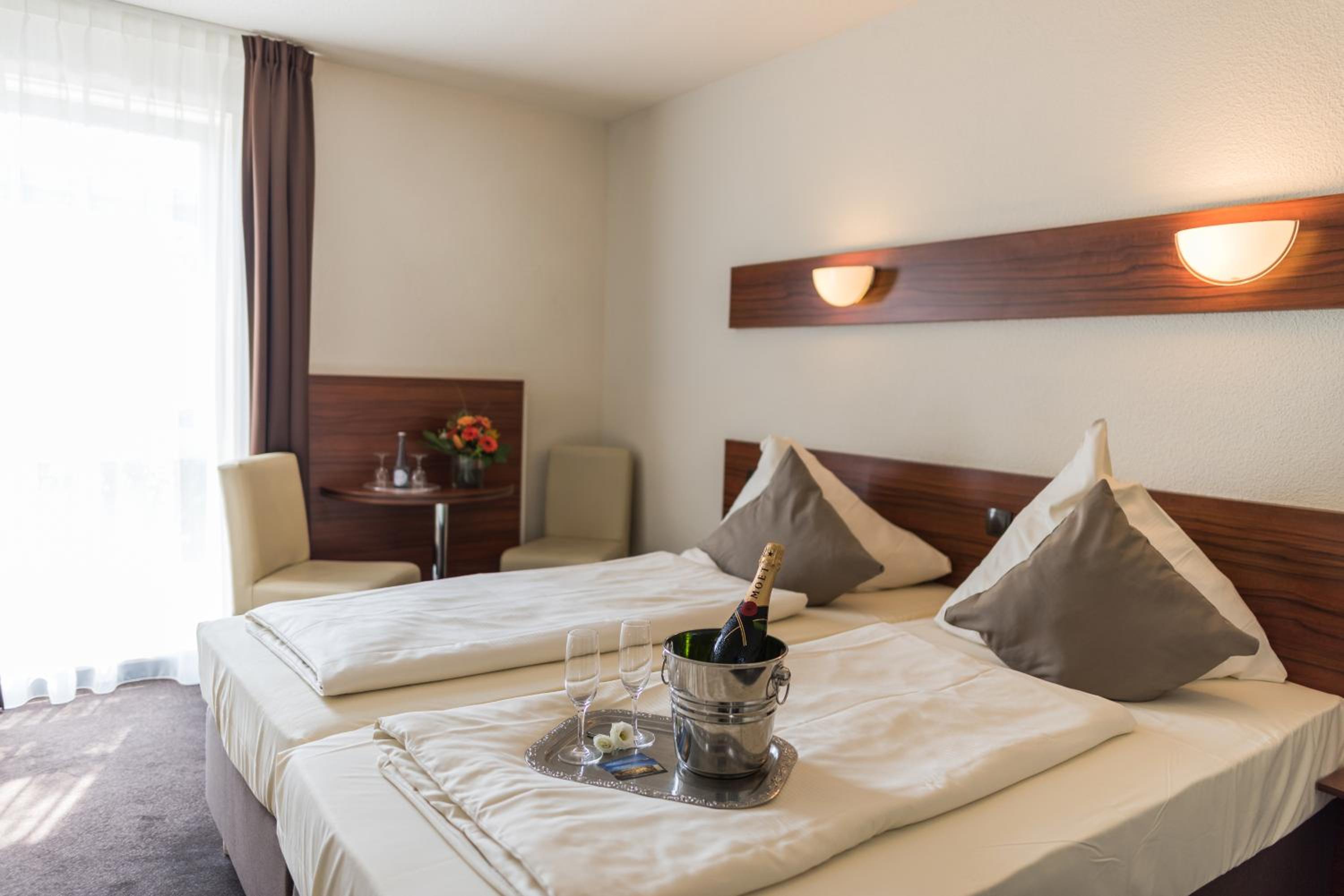 Standard Twin Room - Photo 2