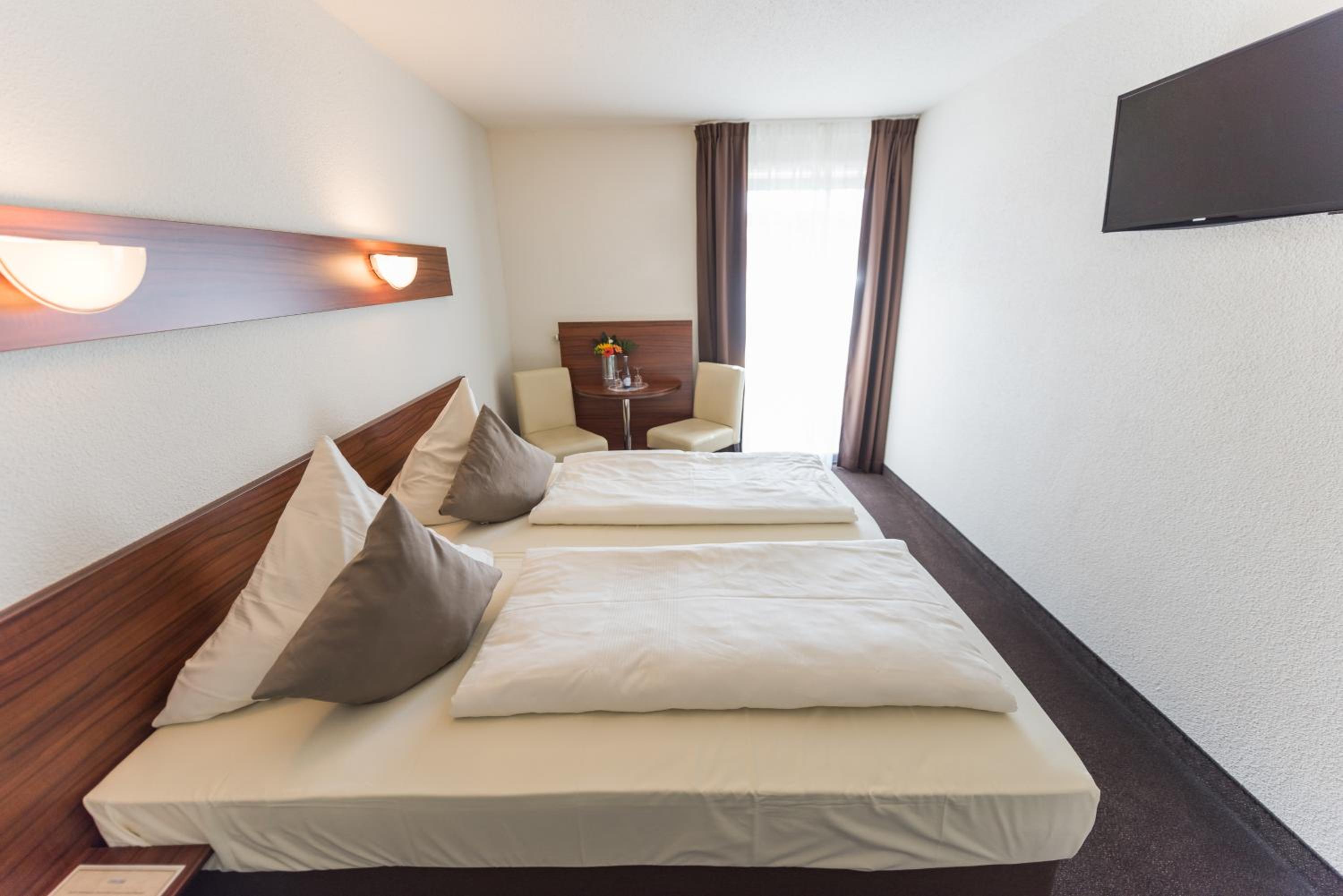 Standard Twin Room - Photo 4