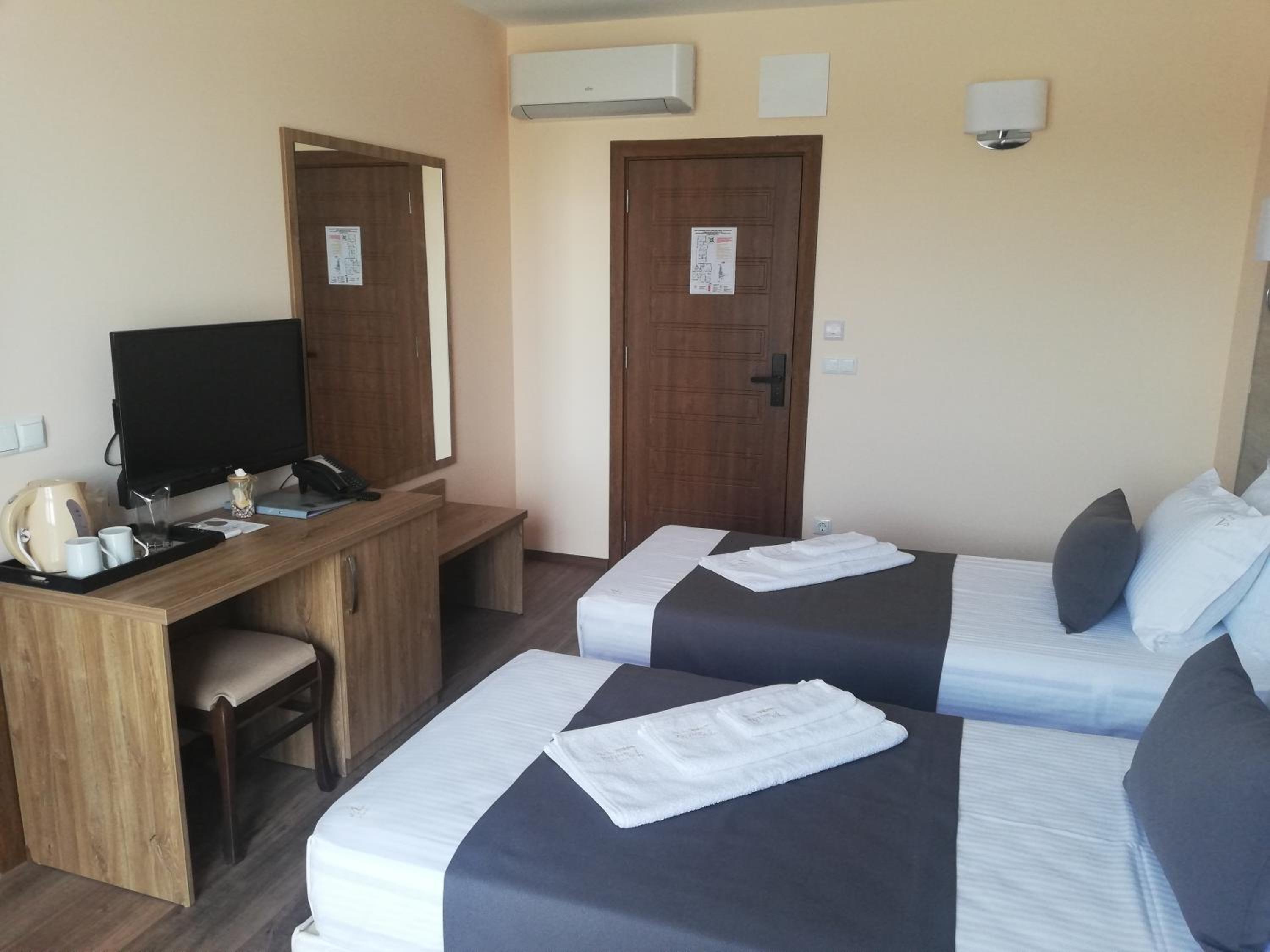 Deluxe Twin Room - Photo 9