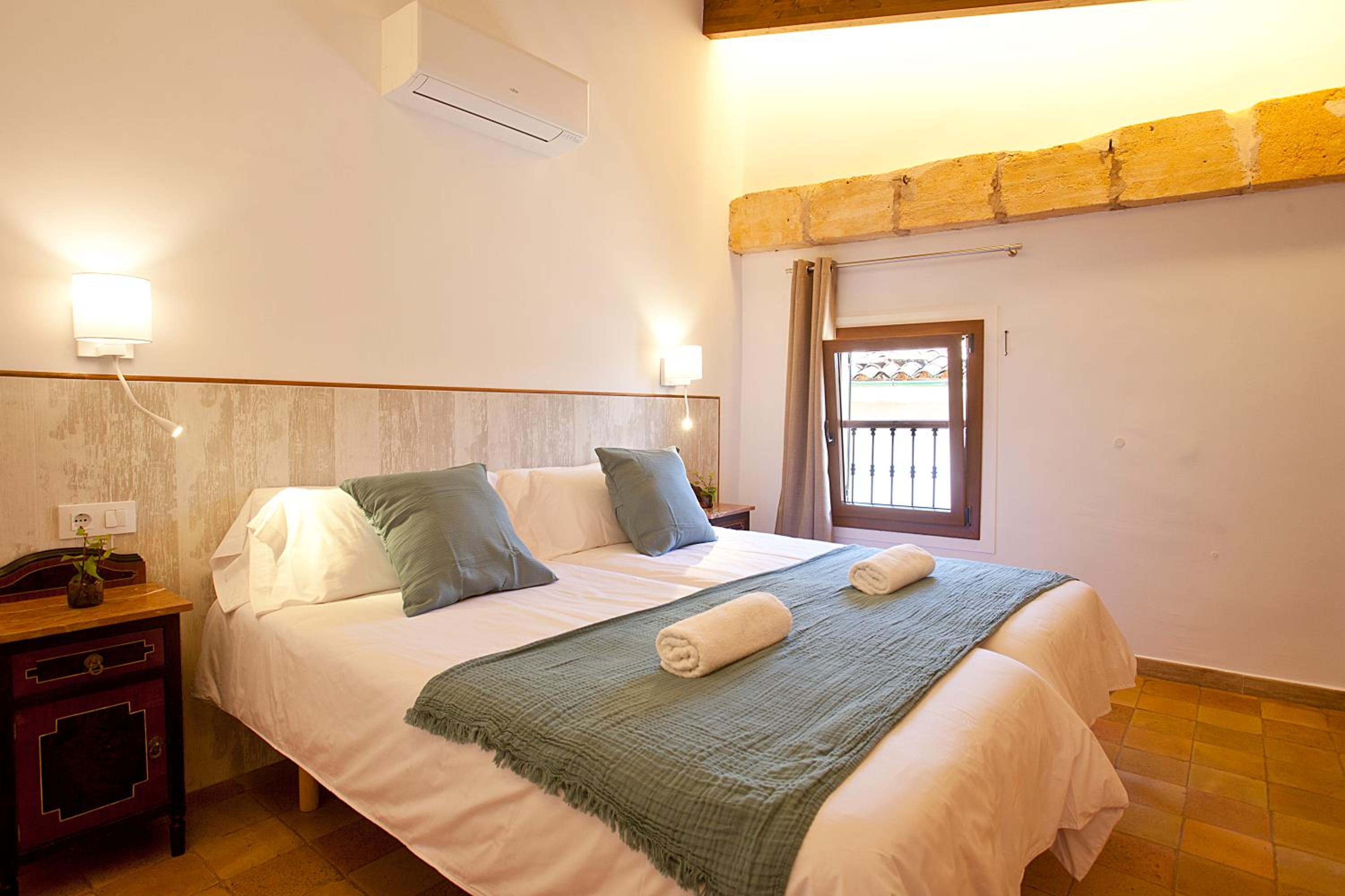 Deluxe Double Room with Bath photo 3
