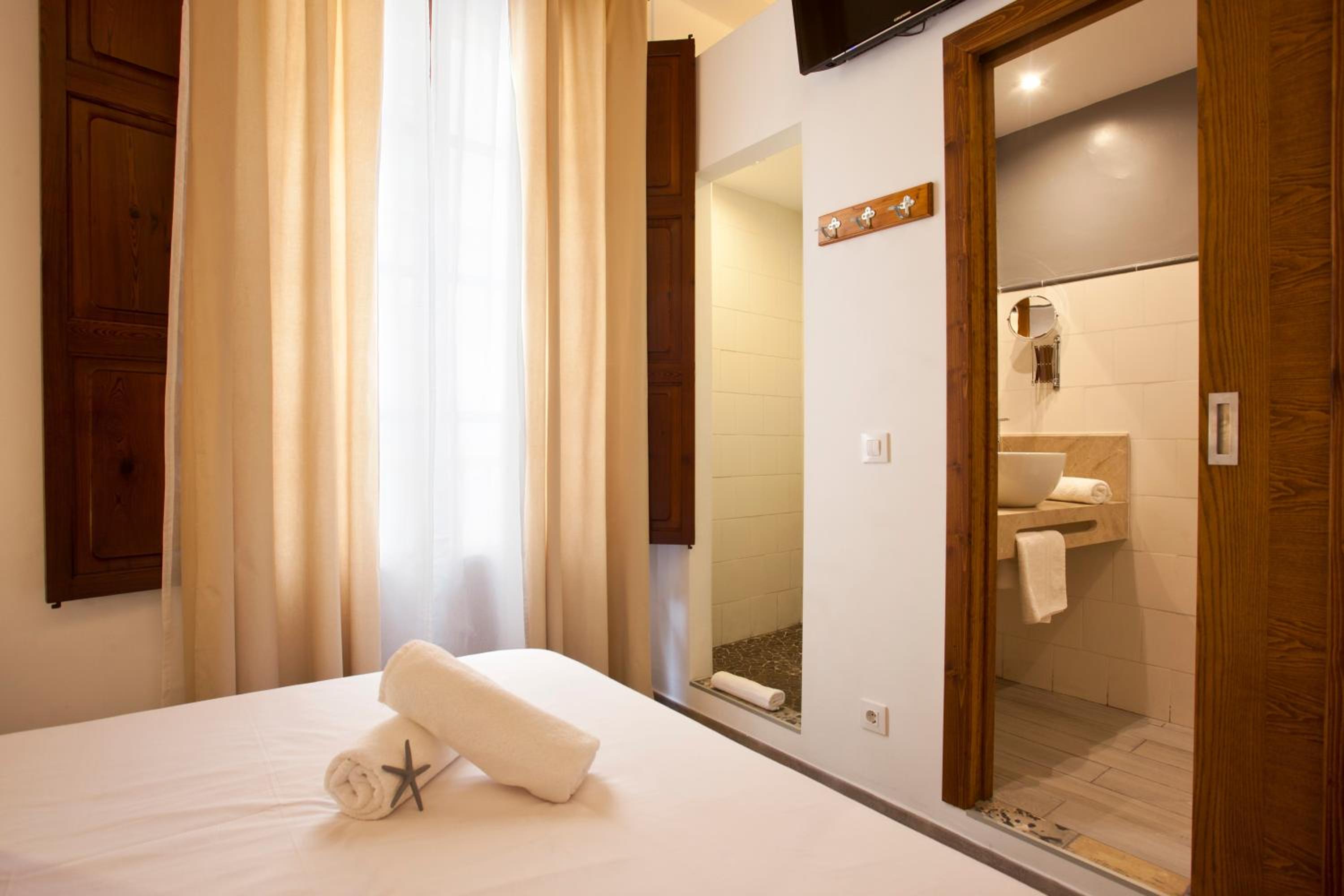 Budget Double Room photo 2
