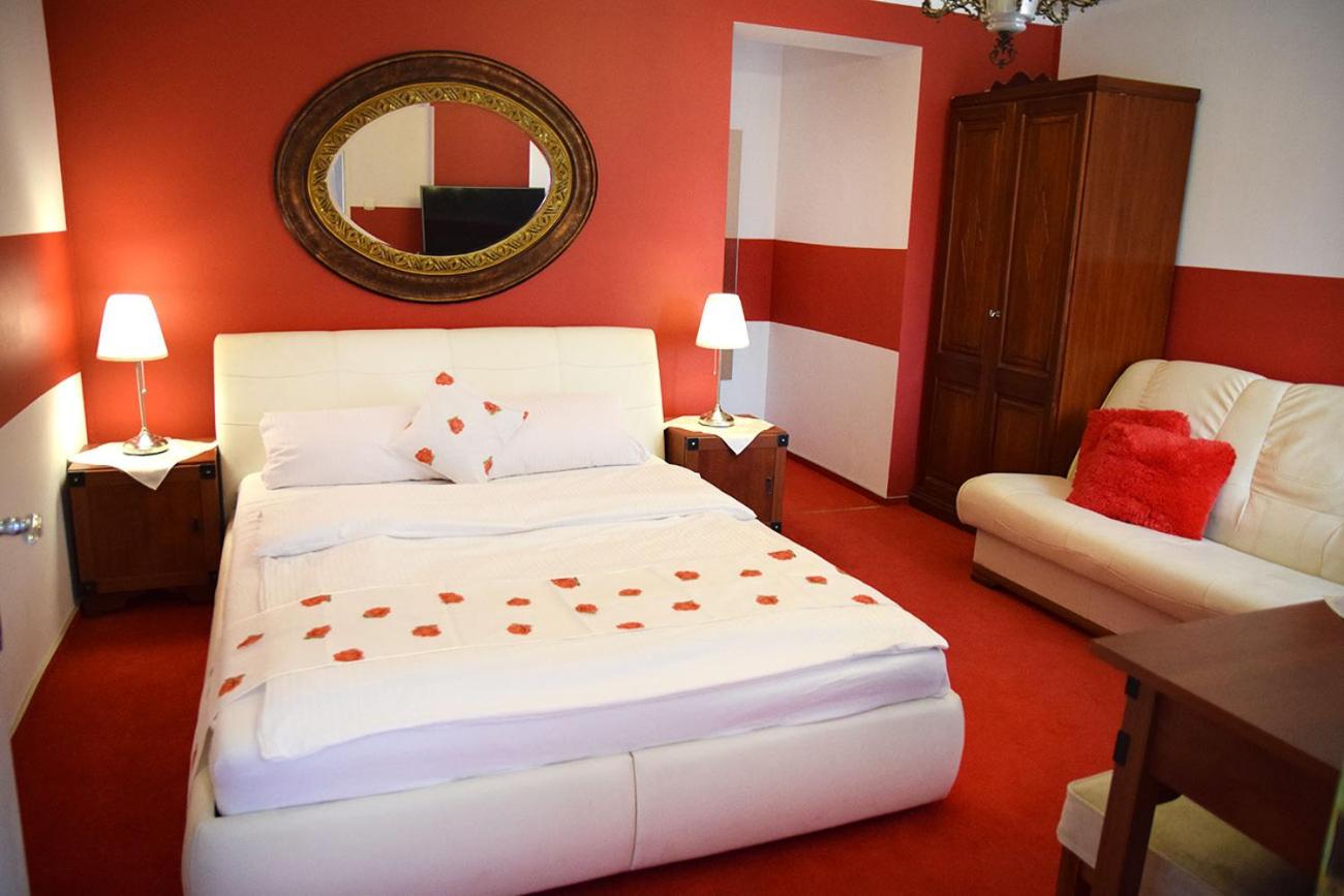 One-Bedroom Apartment - Photo 1