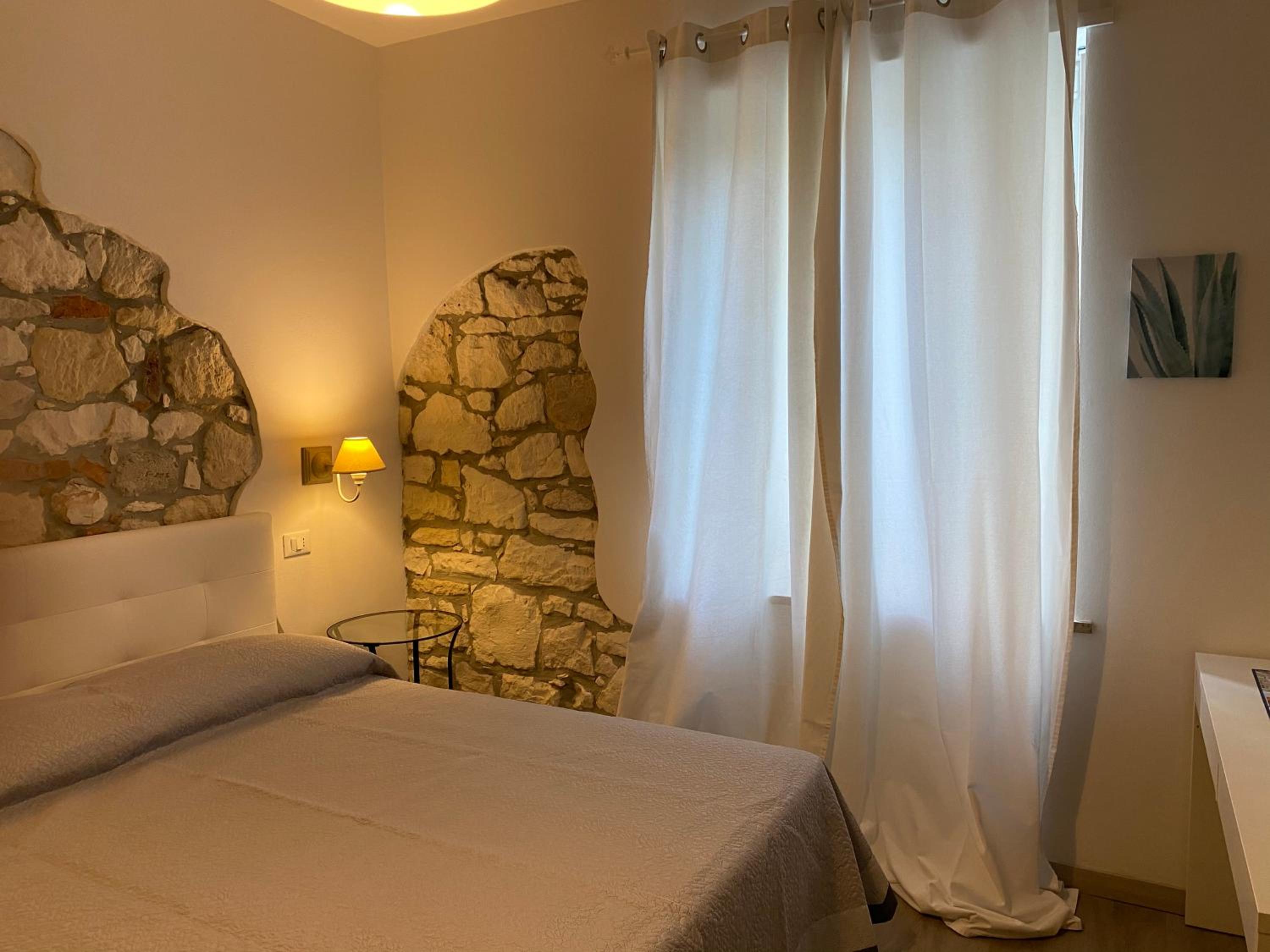Double Room with Private Bathroom - Photo 3
