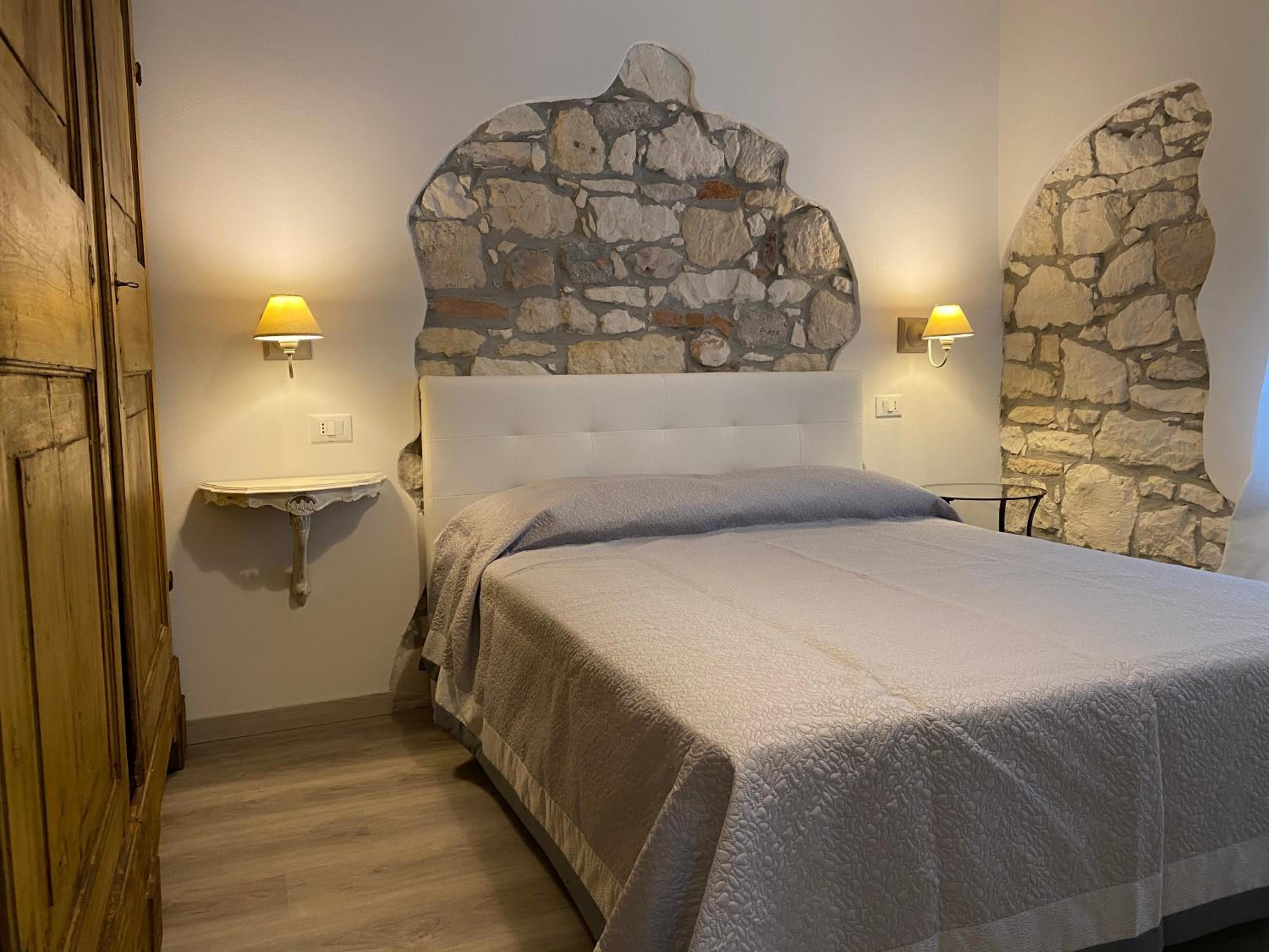 Double Room with Private Bathroom - Photo 4