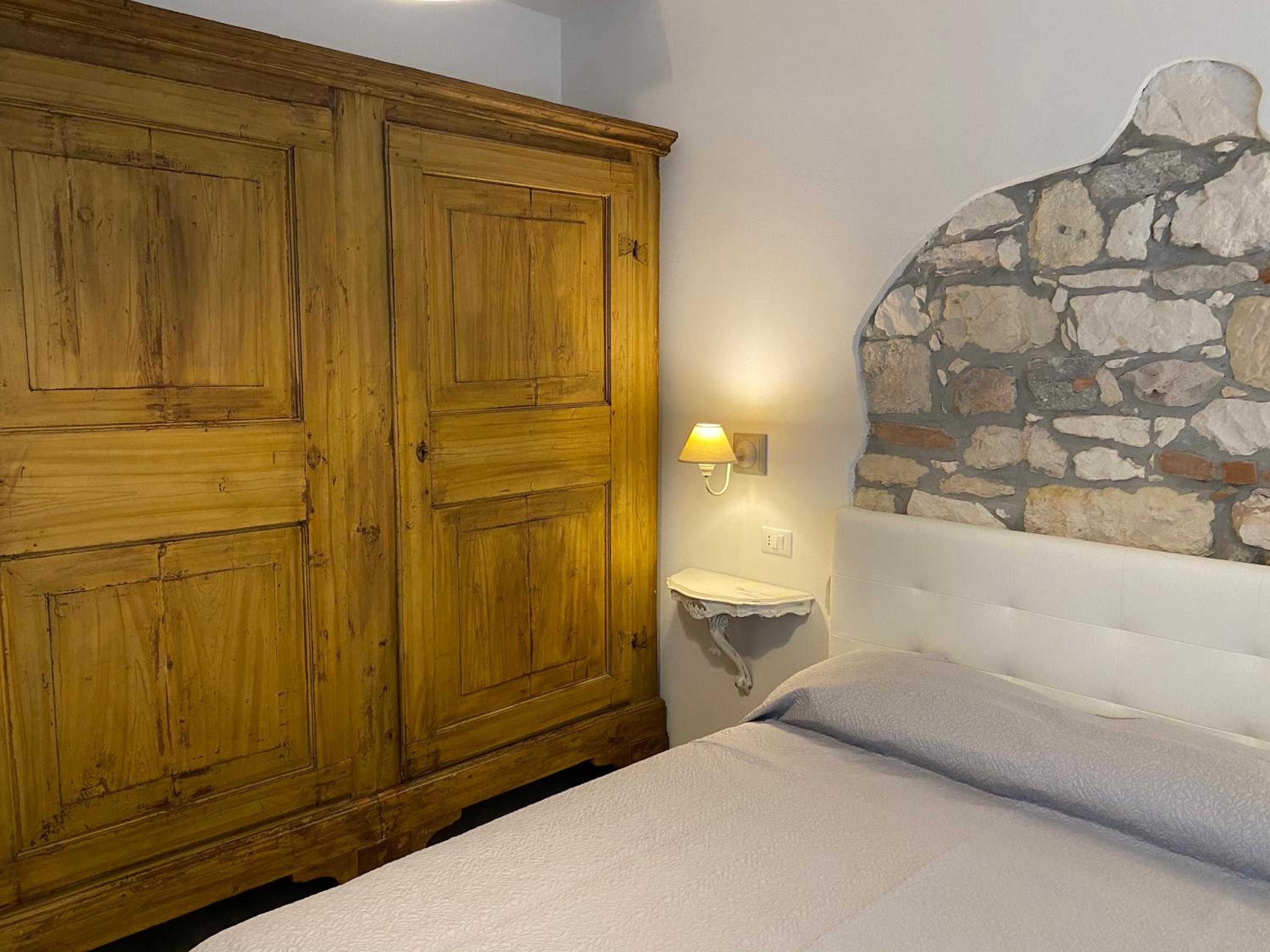 Double Room with Private Bathroom - Photo 21