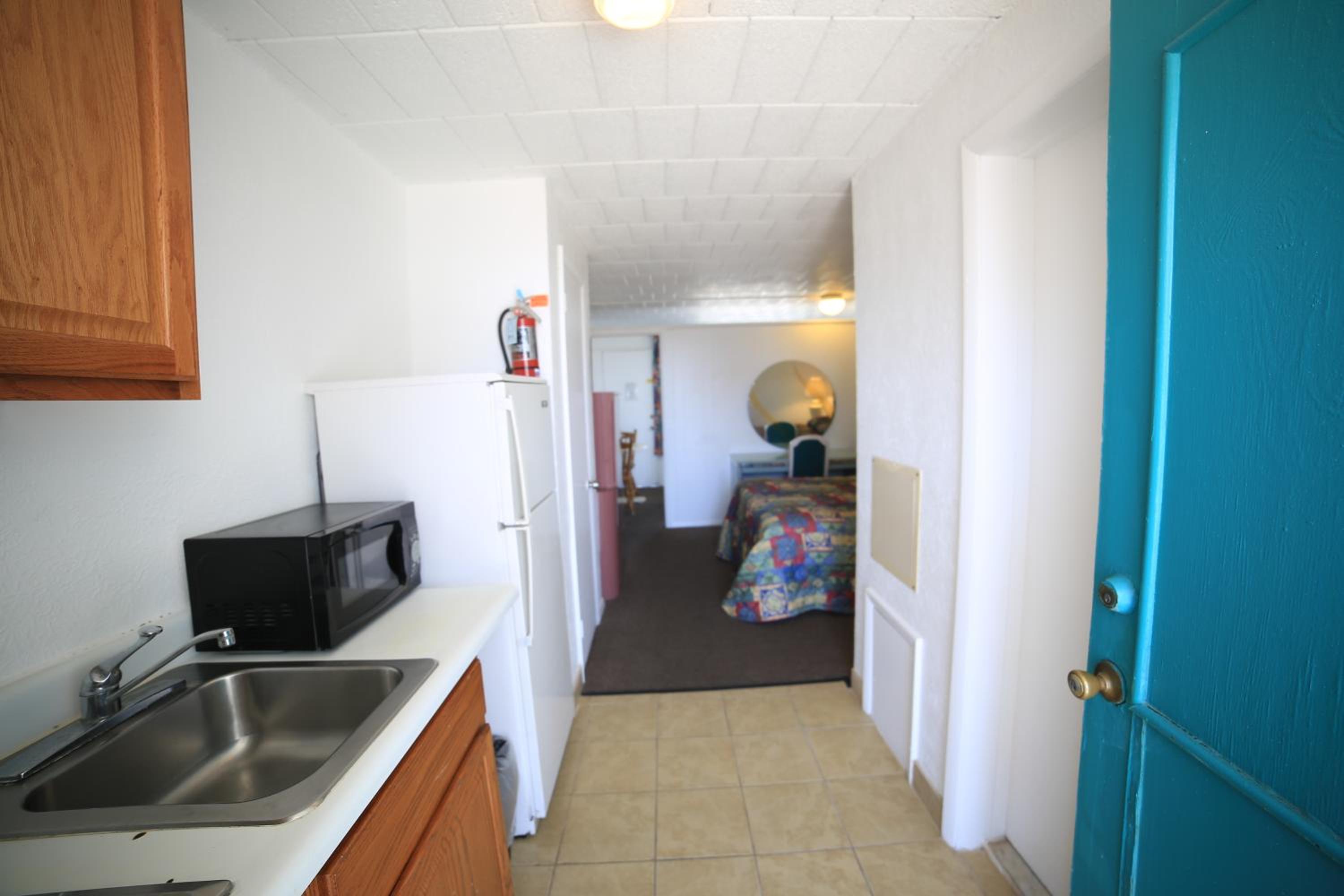 Two Double Beds with Balcony/Kitchette - Photo 6