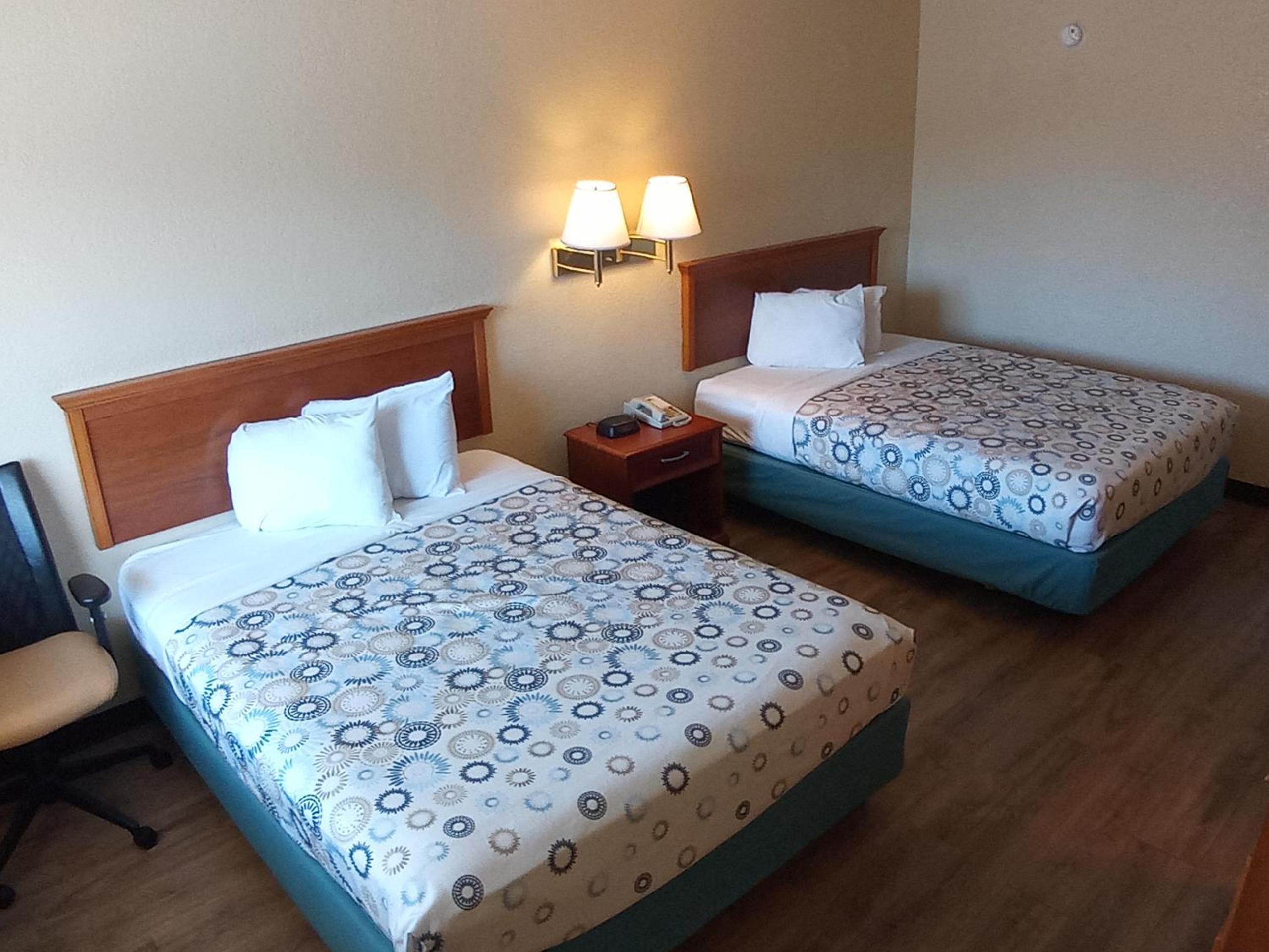 Queen Room with Two Queen Beds - Non-Smoking photo 3