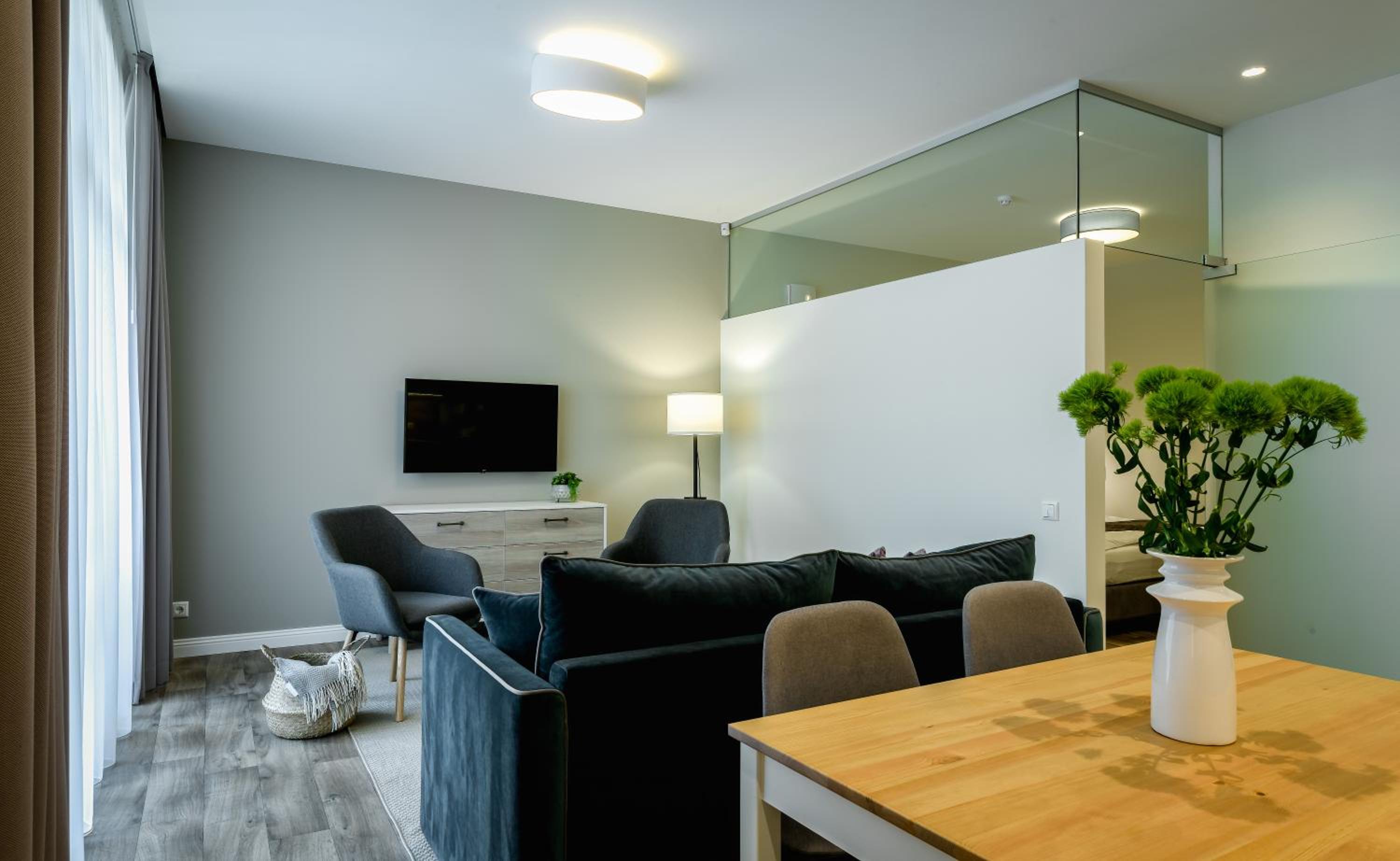Apartment with Balcony - Photo 4