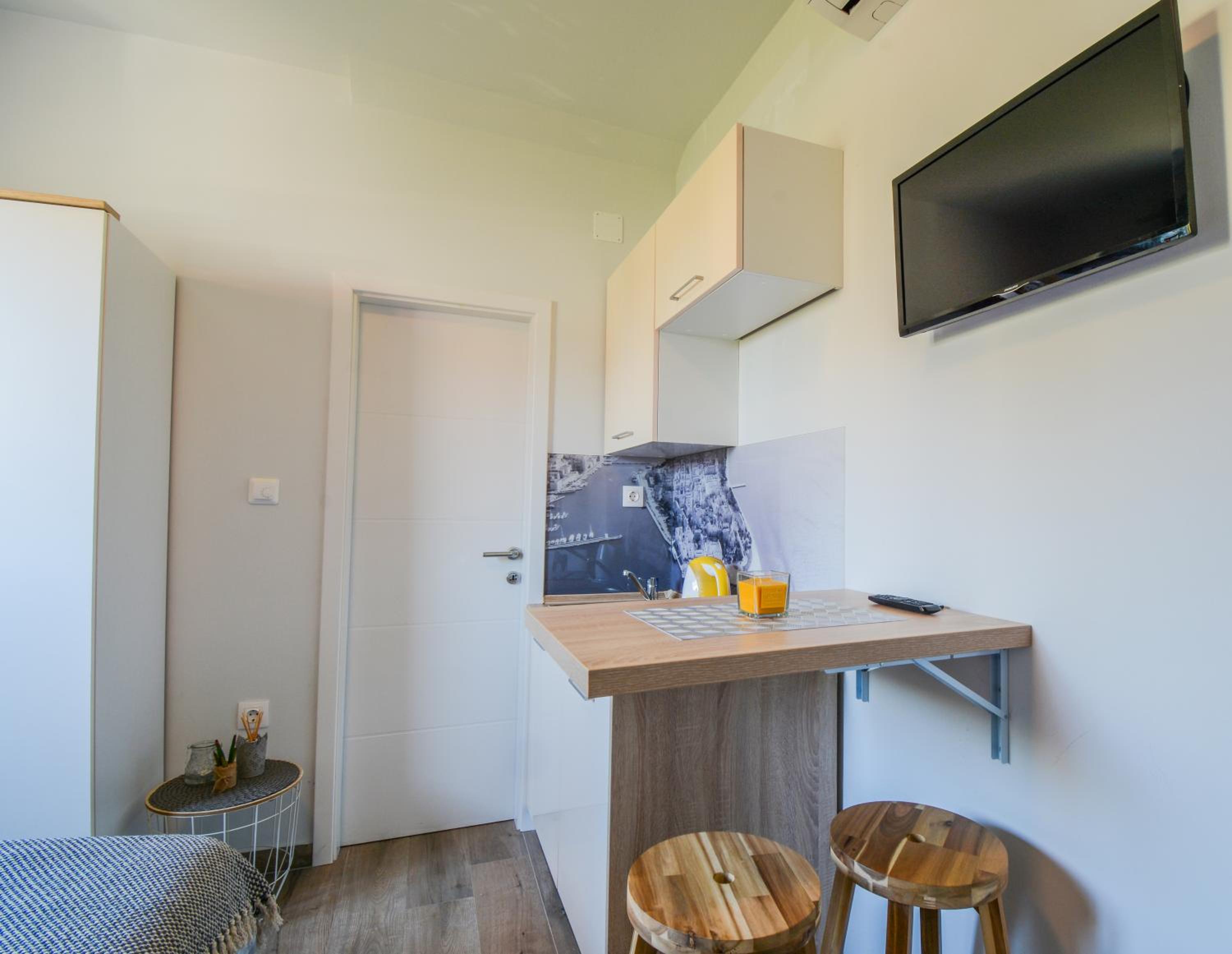 One-Bedroom Apartment - Photo 5