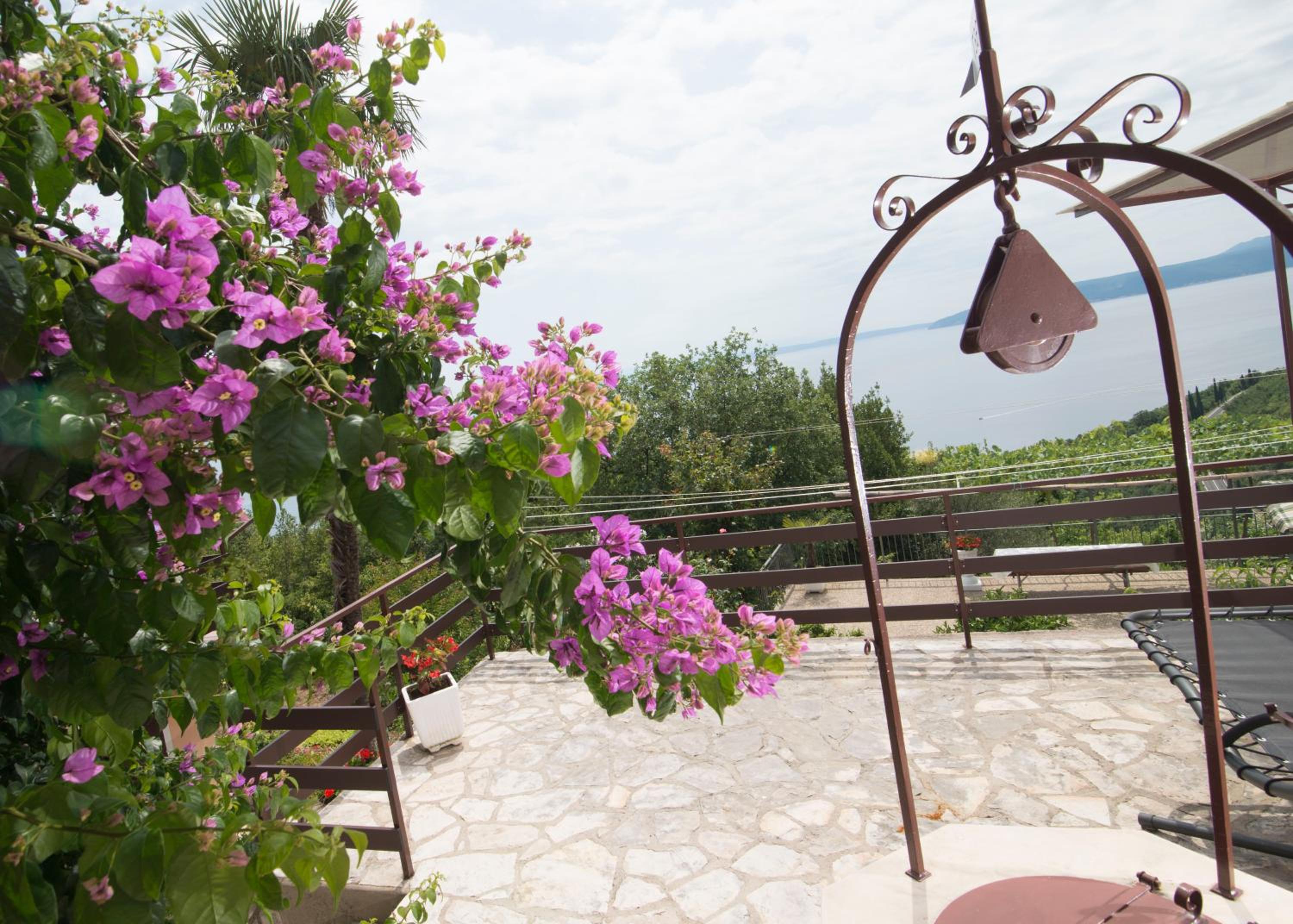 One-Bedroom Apartment - Photo 5