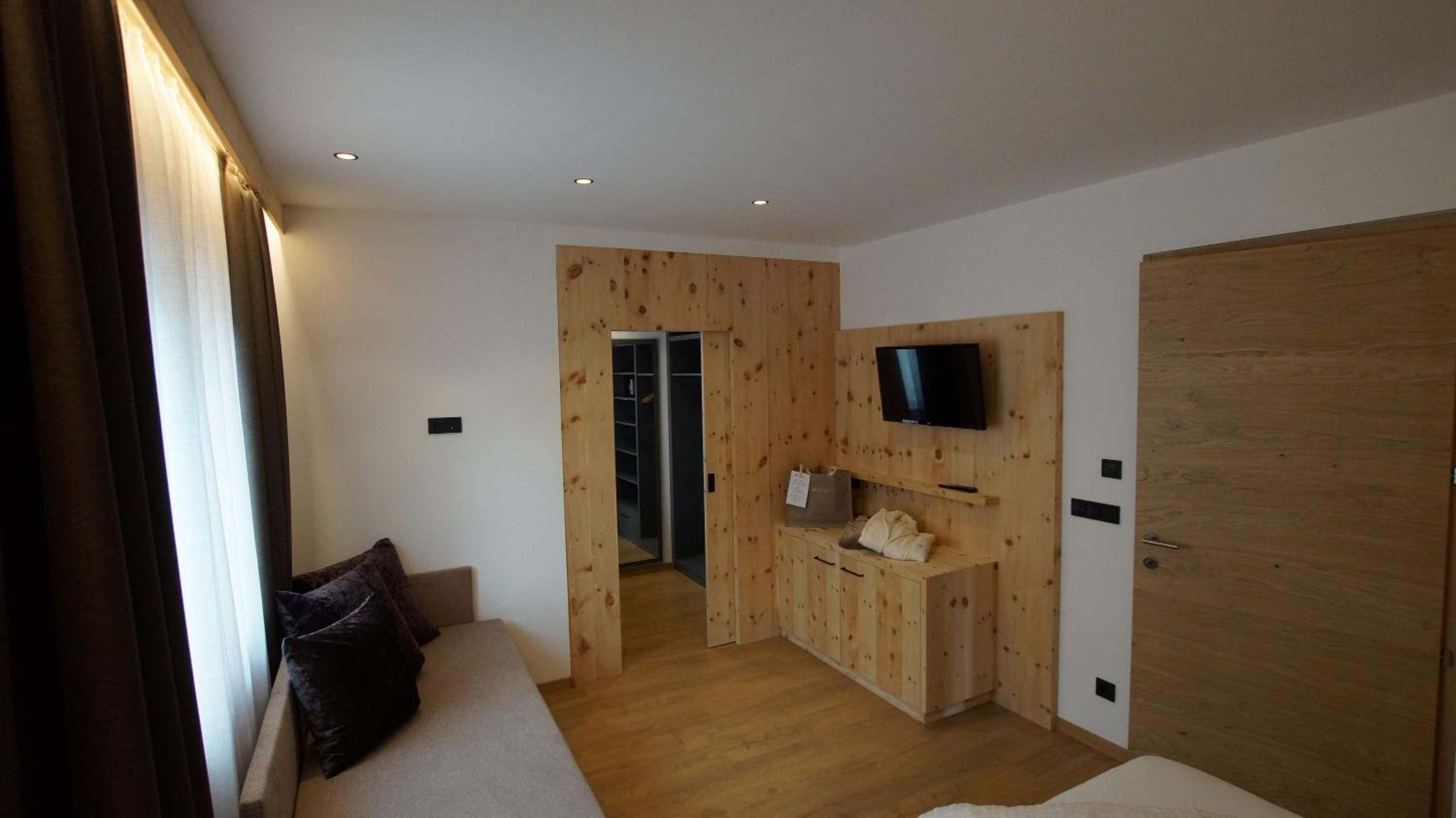 Suite - Photo 1