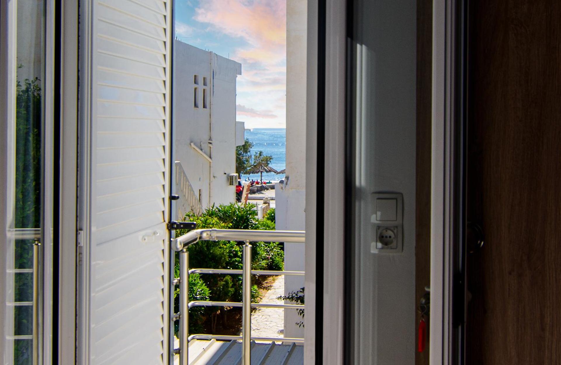 Deluxe Twin Room with Sea View - Photo 4