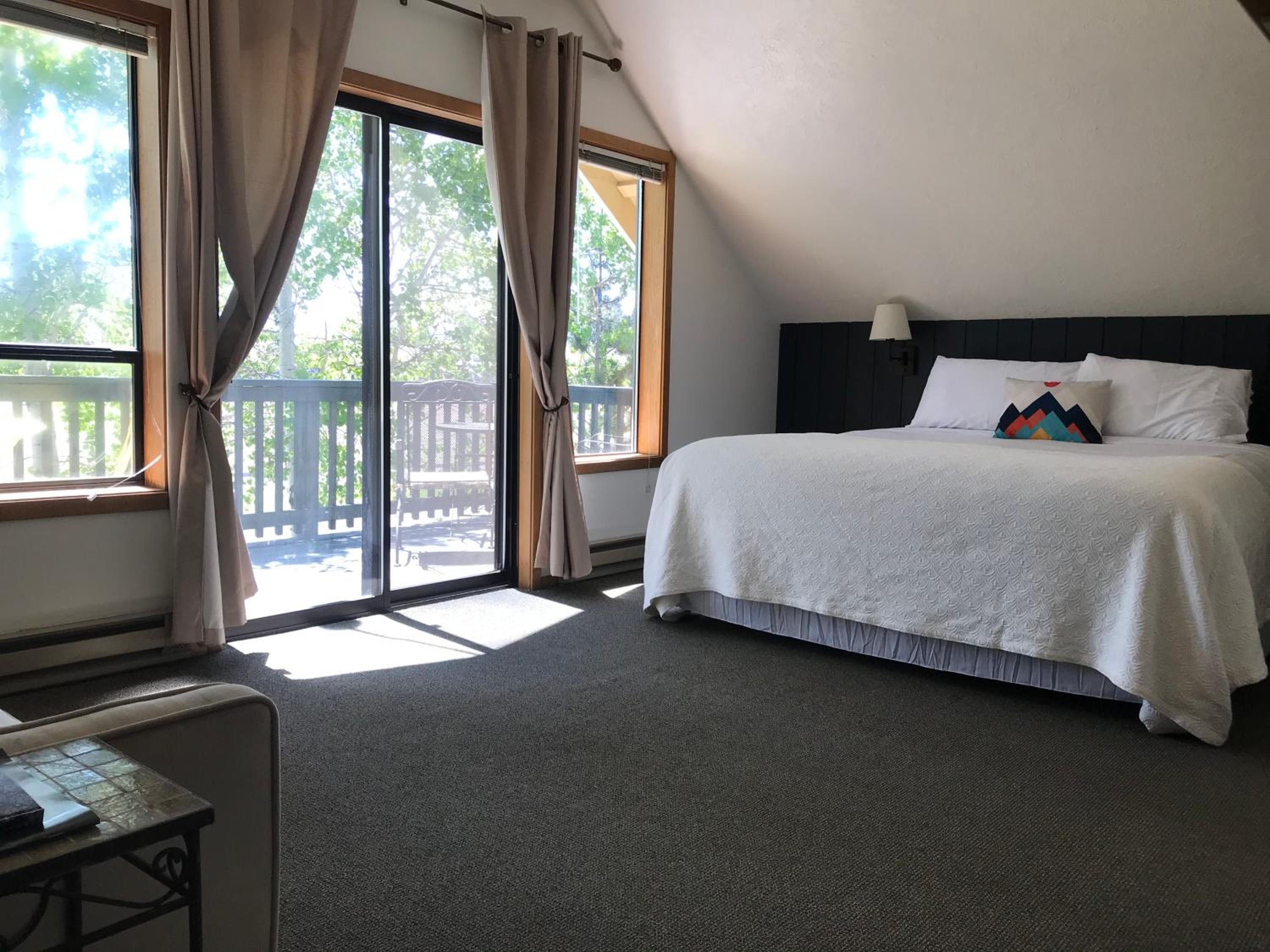 King Suite with Balcony photo 2