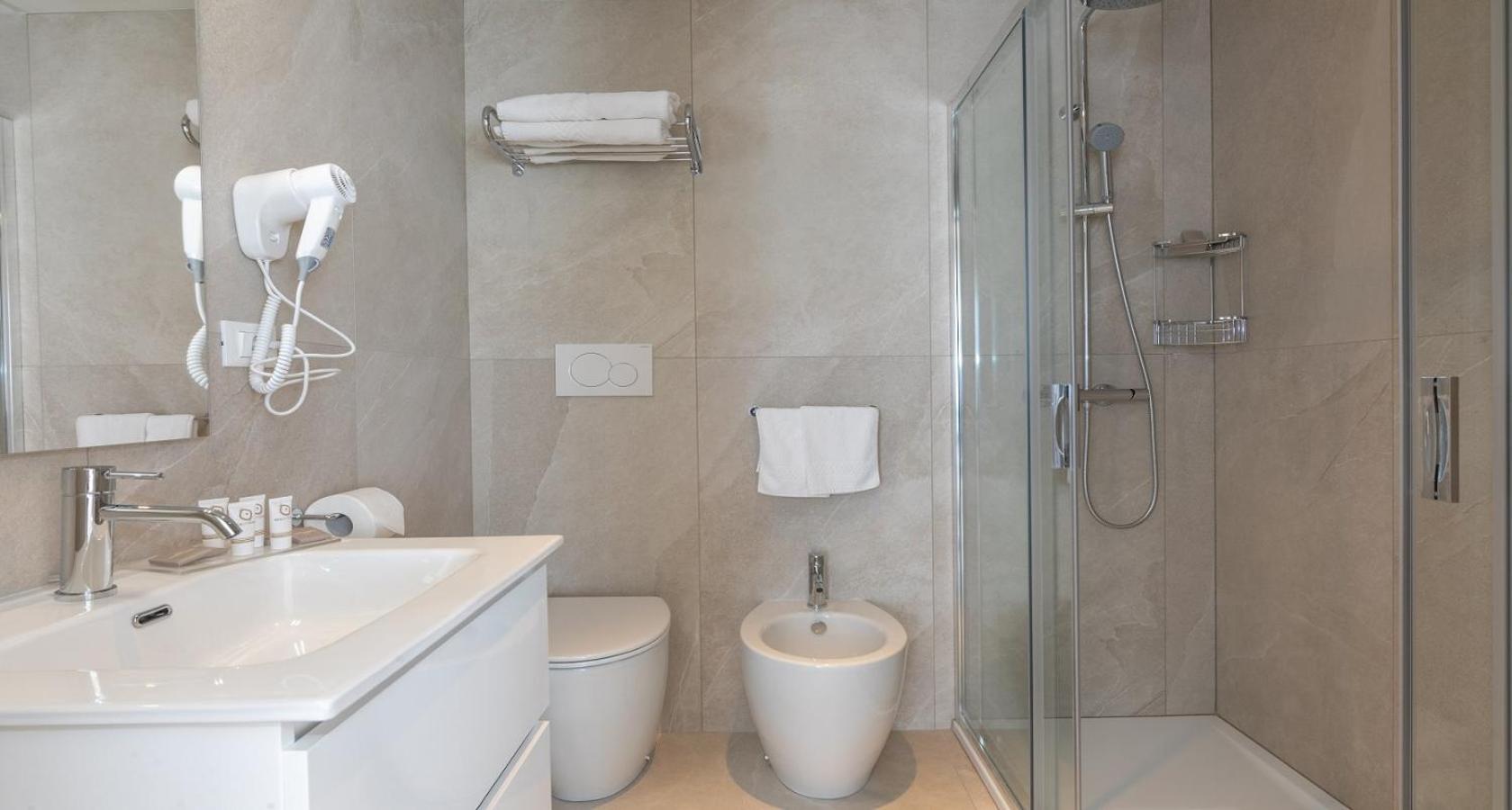 Deluxe Quadruple Room with Sea View photo 3
