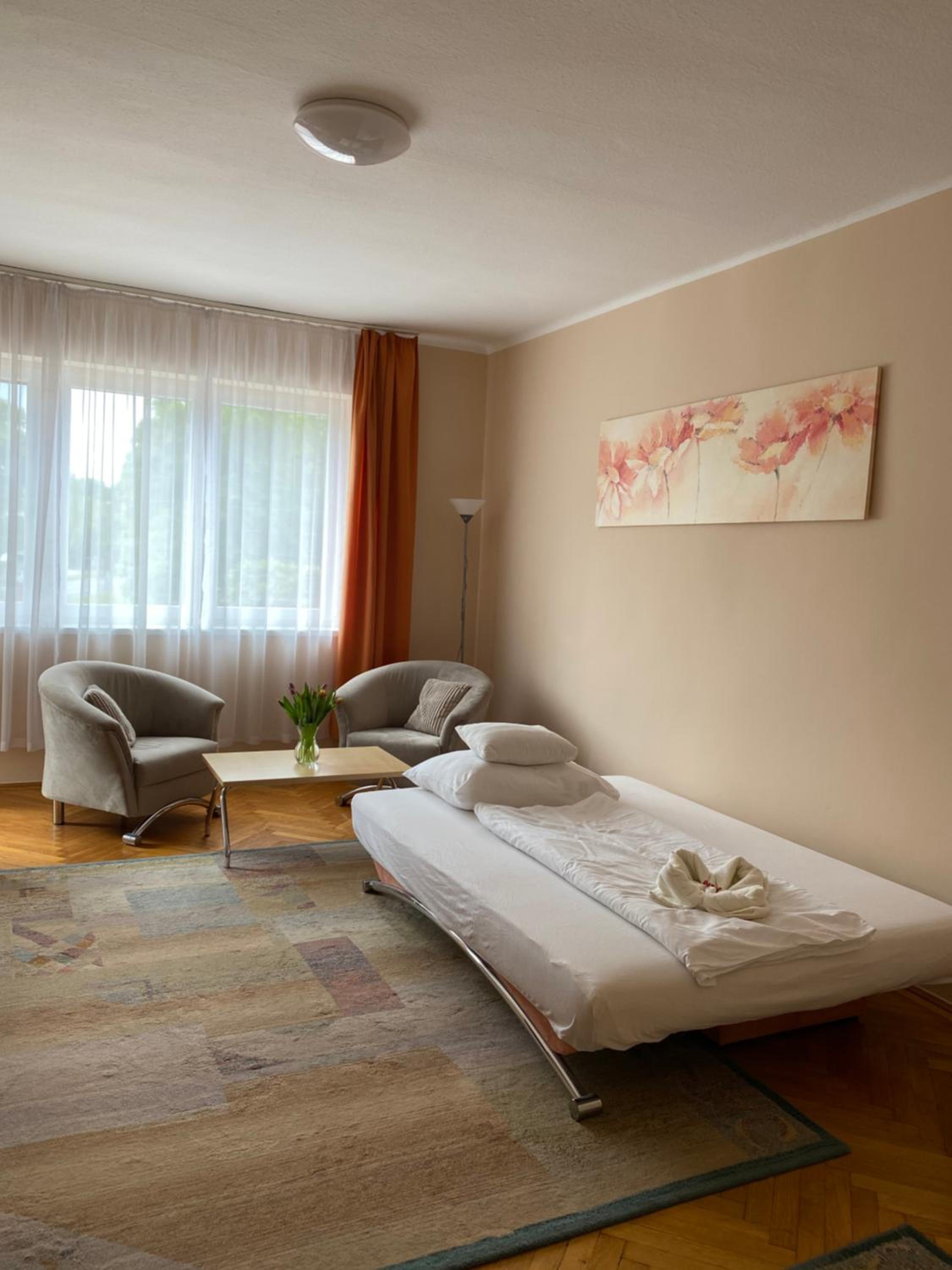 One-Bedroom Apartment - Photo 3
