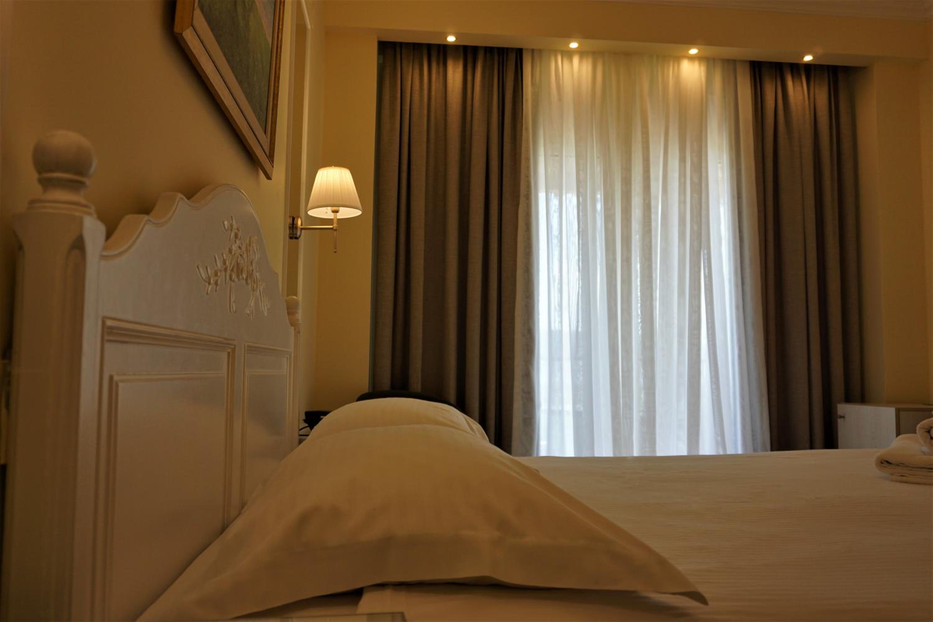 Double or Twin Room with Lake View - Photo 11