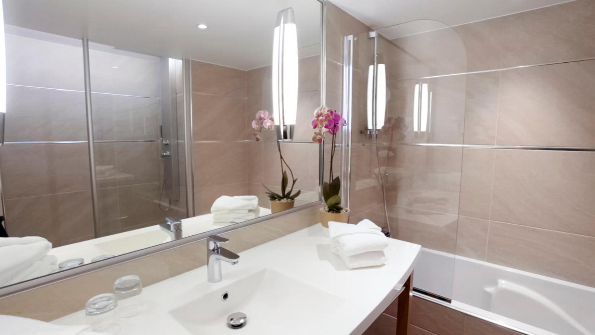 Suite with One Double Bed and Sofa Bed - Photo 4