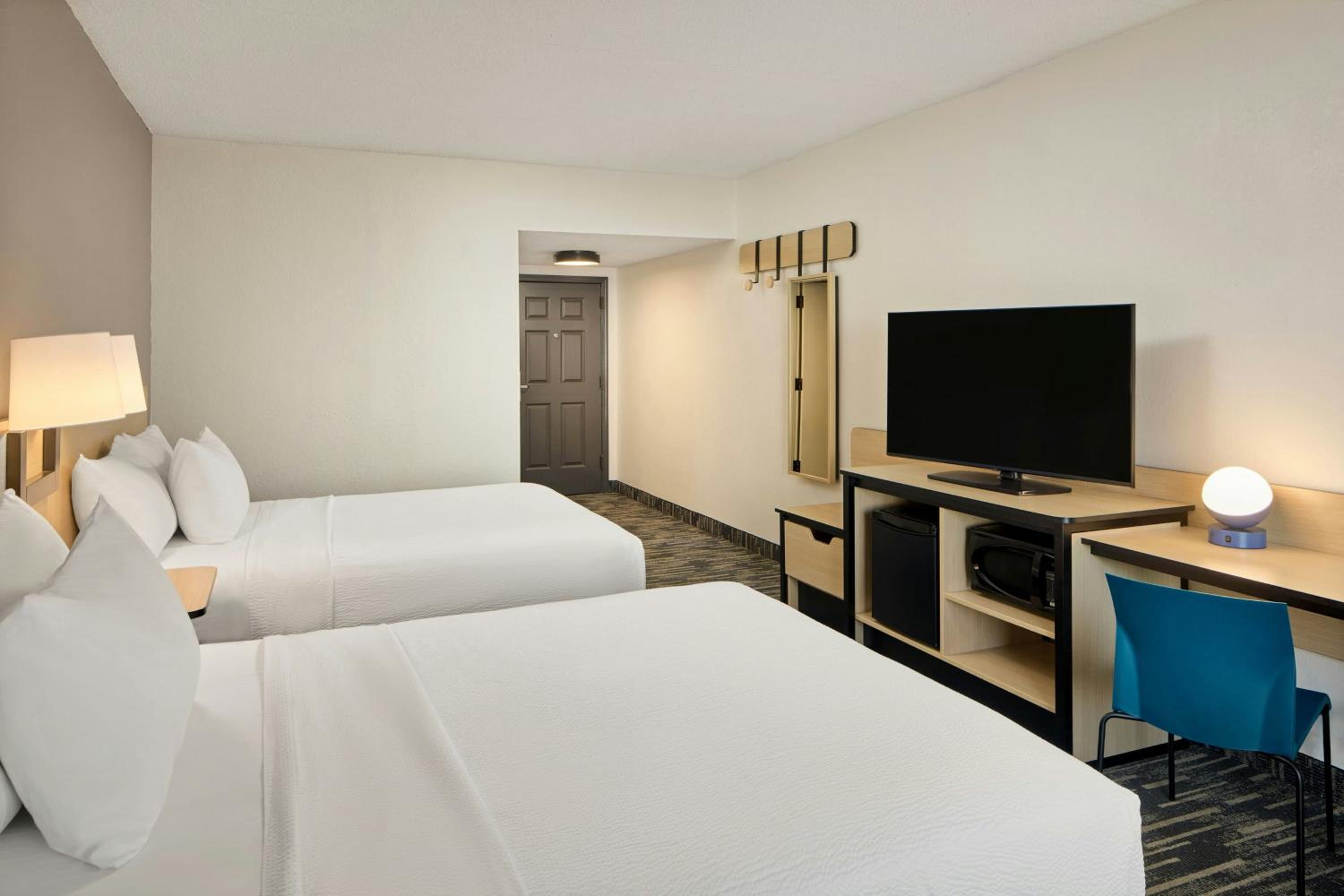 Queen Room with Two Queen Beds photo 2