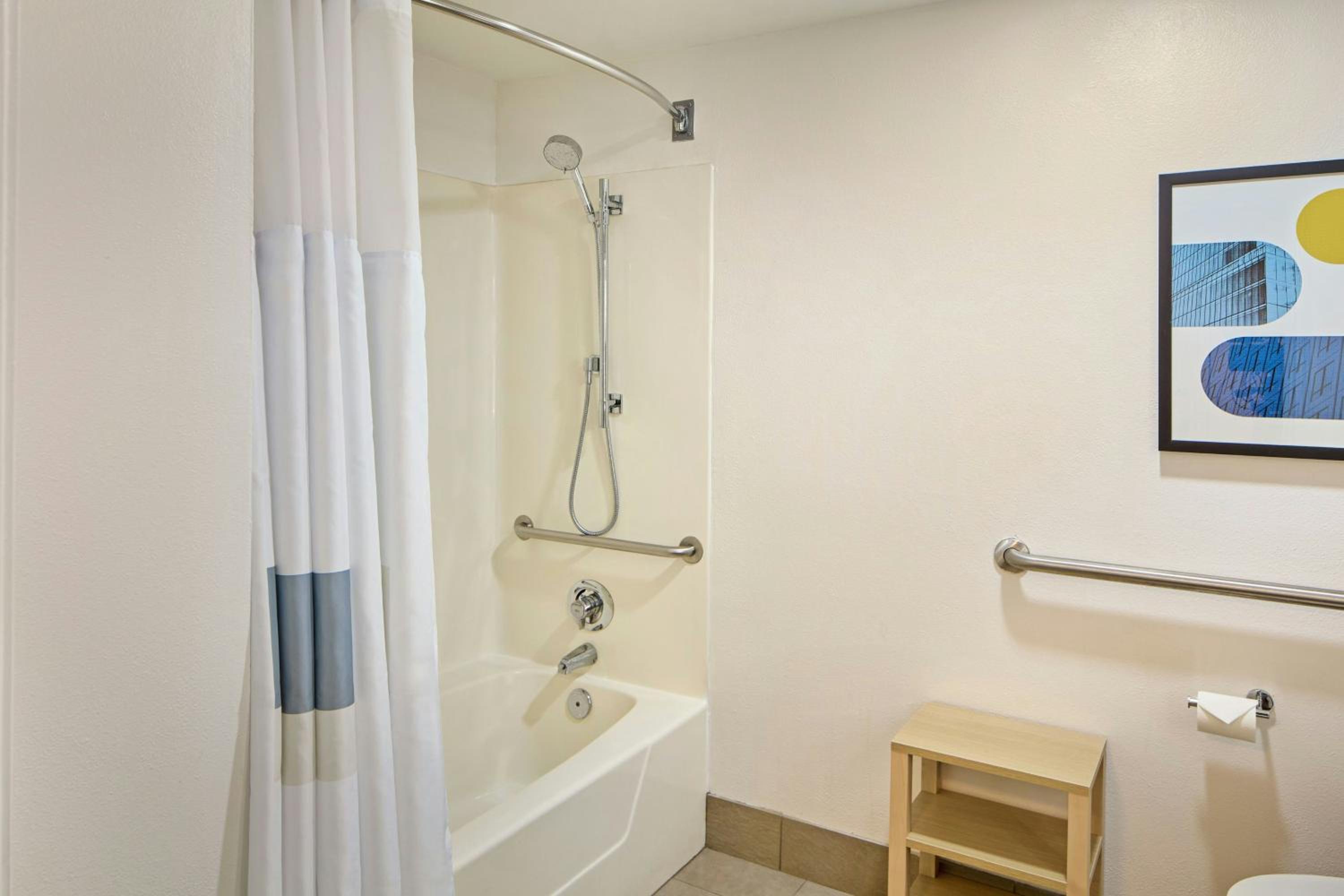 King Room - Mobility/Hearing Accessible with Tub photo 3