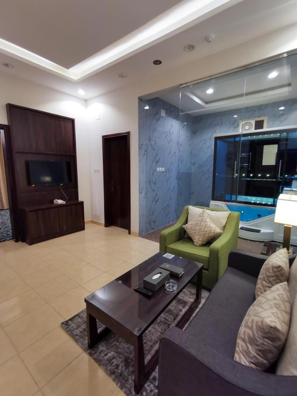 Queen Suite with Spa Bath
