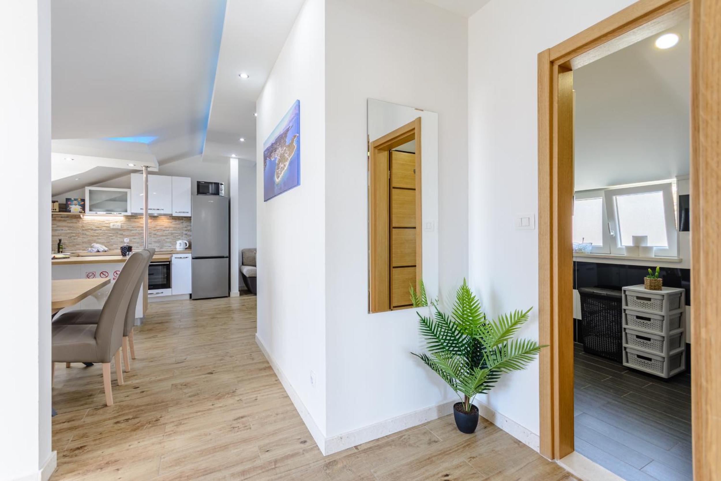 Apartment with Mountain View - Photo 5
