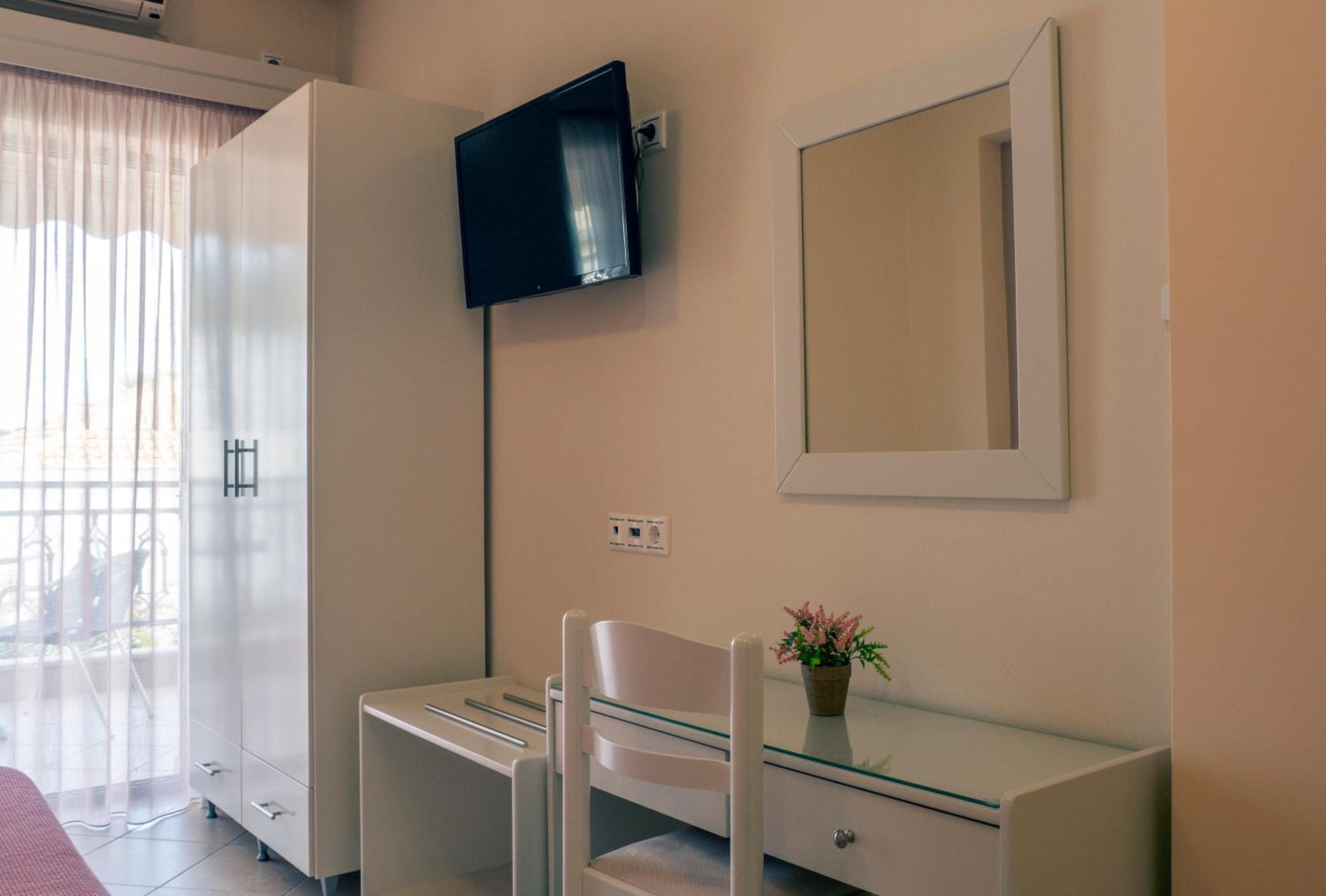 Deluxe Double Room with Side Sea View - Photo 6