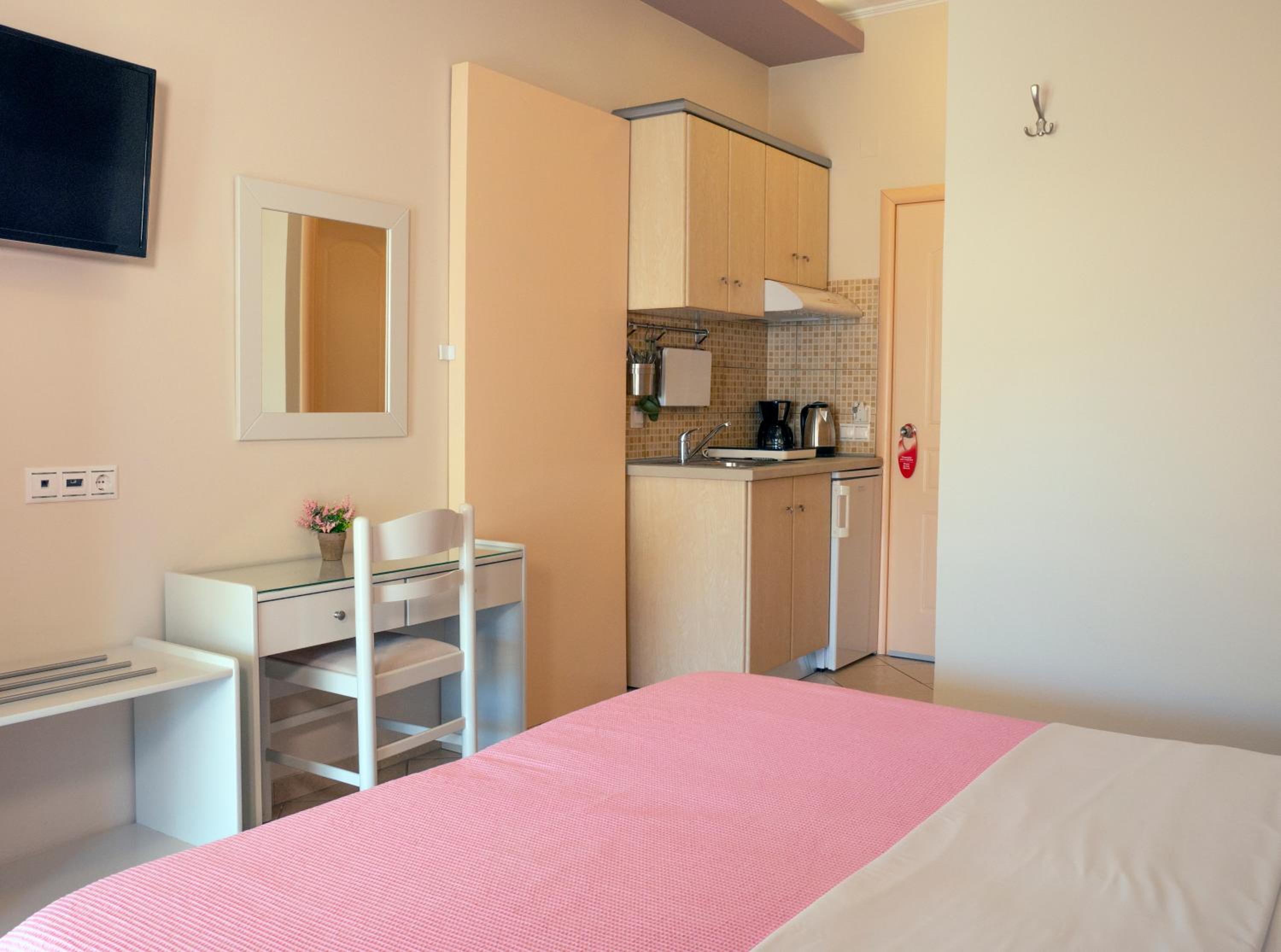 Deluxe Double Room with Side Sea View - Photo 7