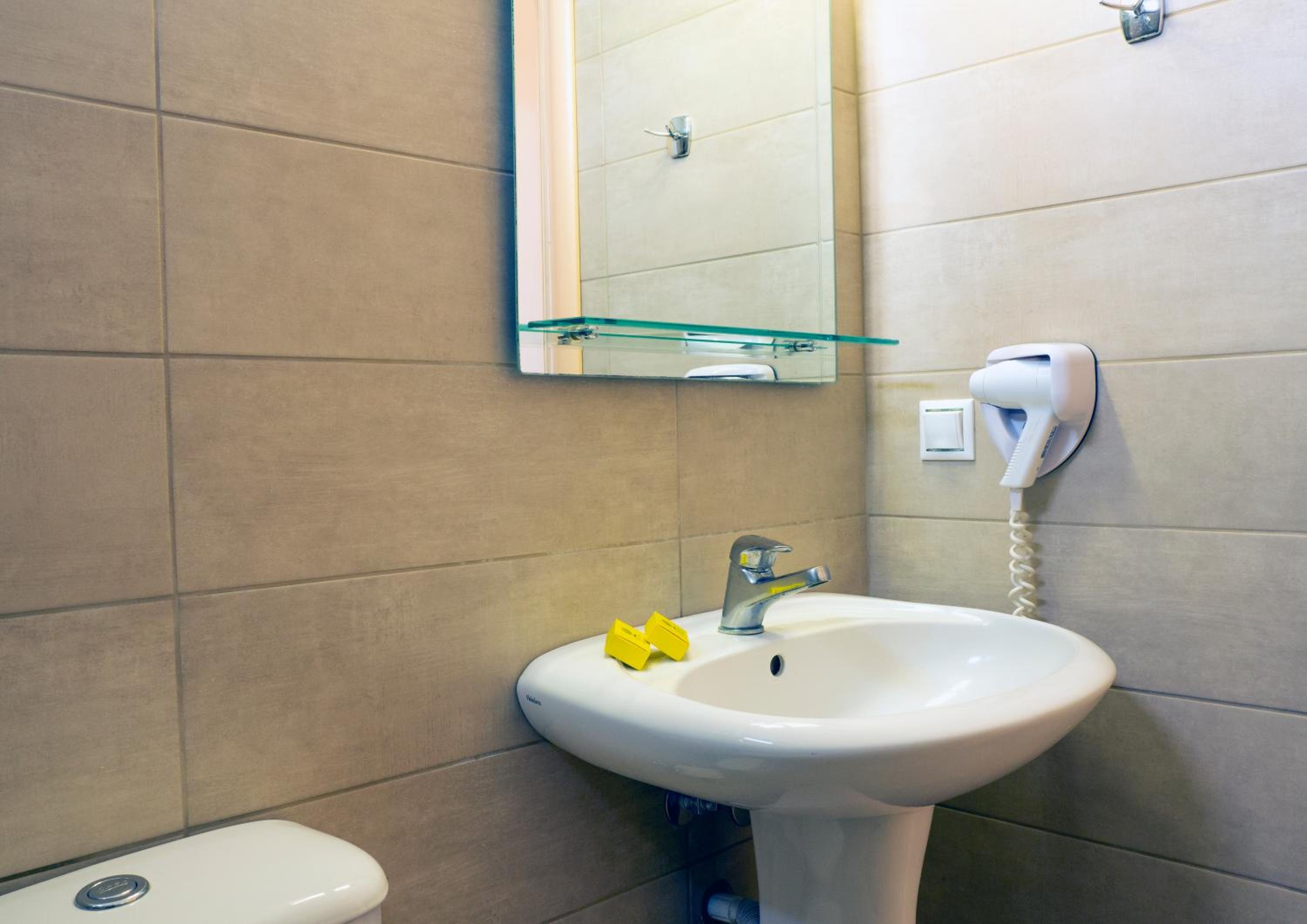 Deluxe Double Room with Side Sea View - Photo 10