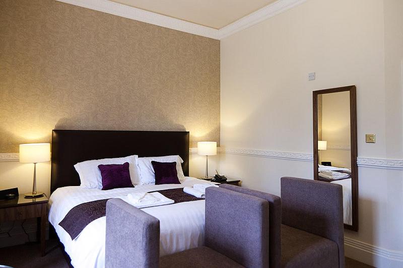 Family Room (2 Adults + 2 Children)