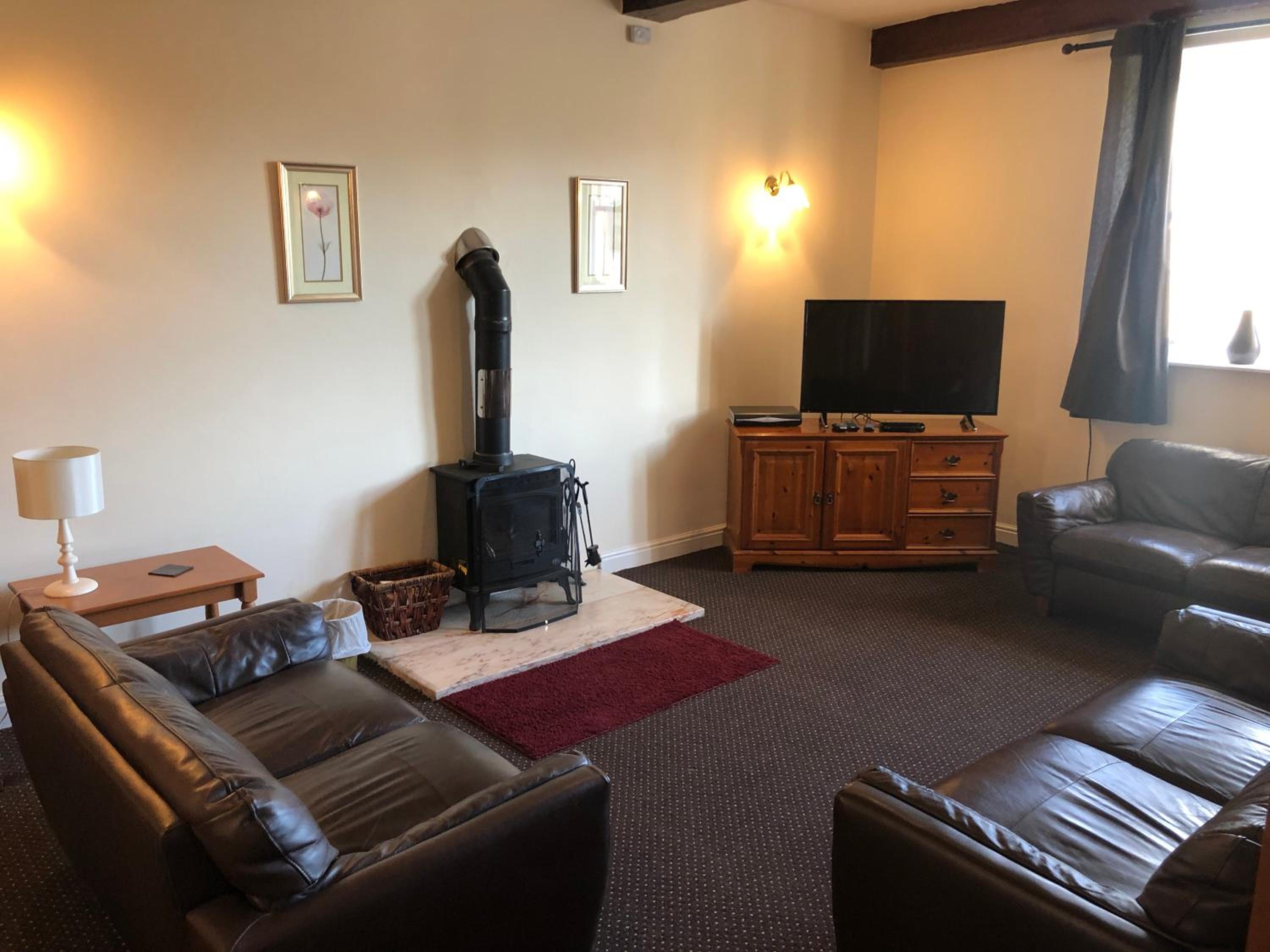 Three-Bedroom Cottage - Photo 4