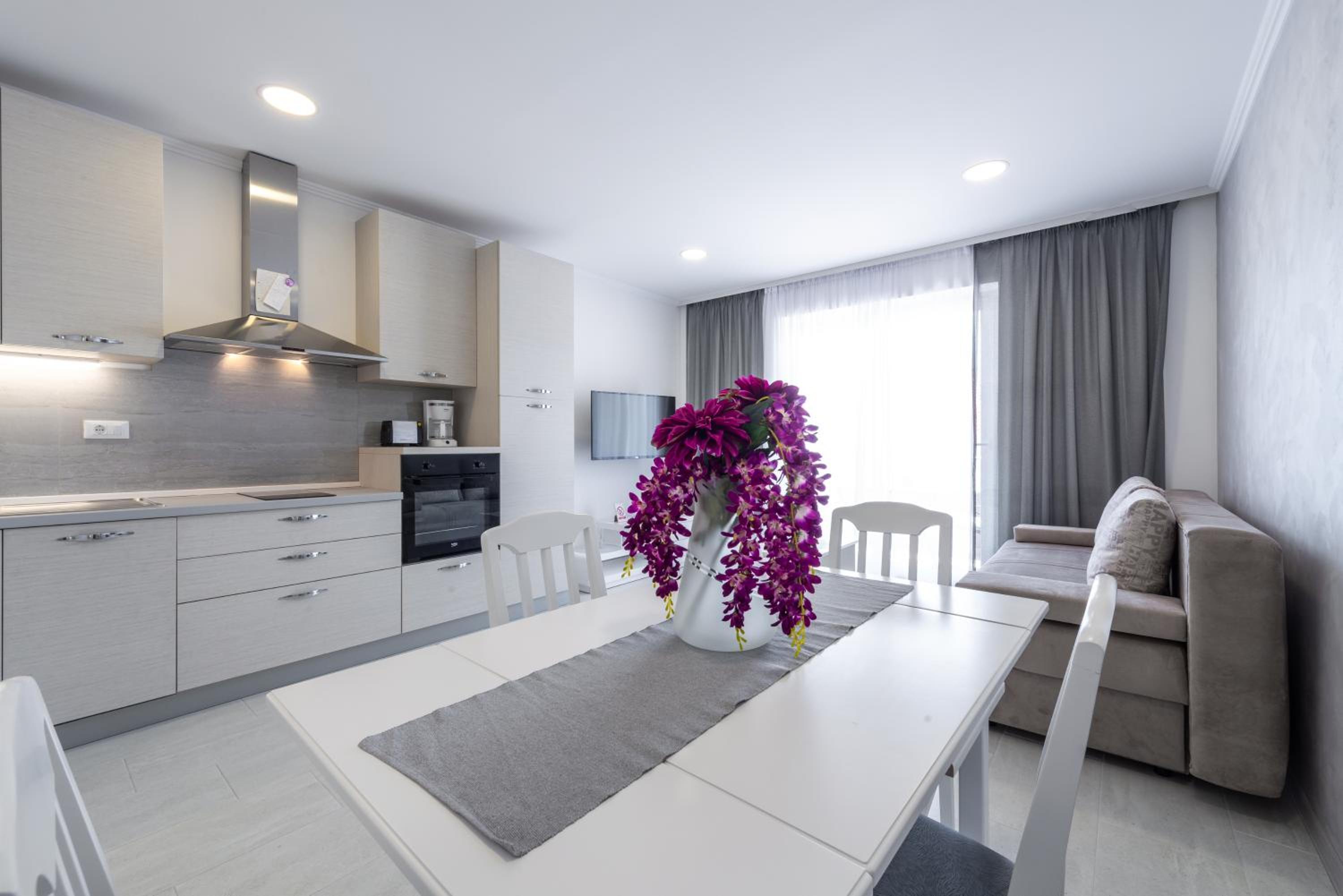 Apartment with Sea View - Photo 4