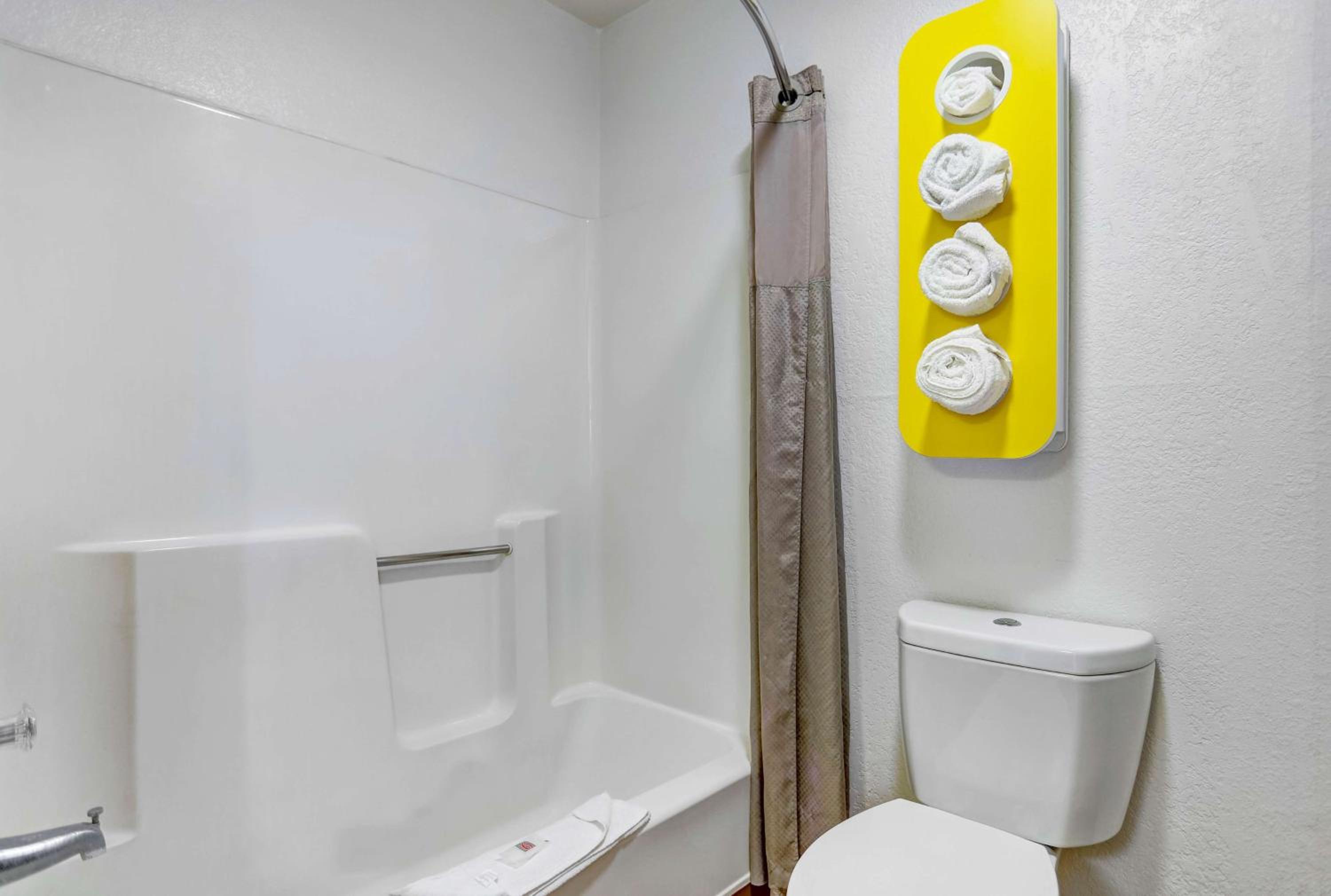 Deluxe King Room - Non-Smoking - Photo 3
