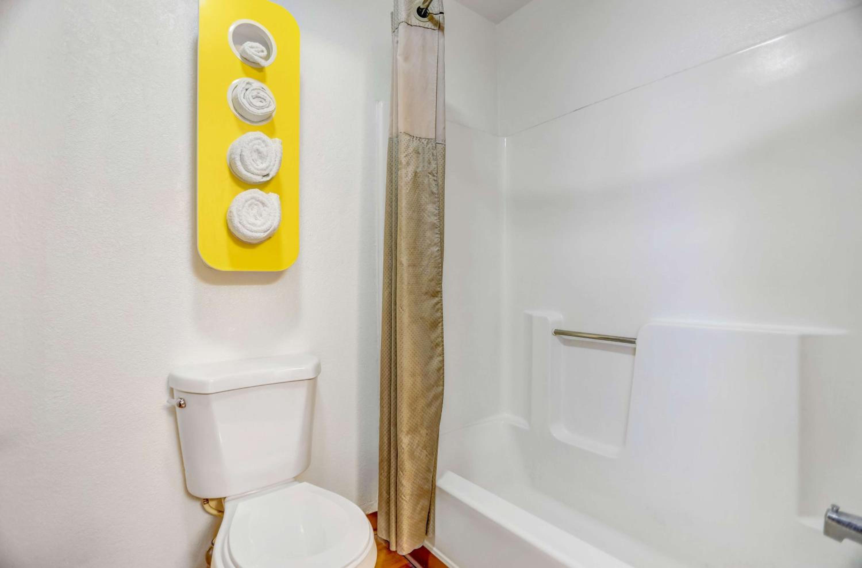 Queen Room with Two Queen Beds - Disability Access - Non-Smoking - Photo 3