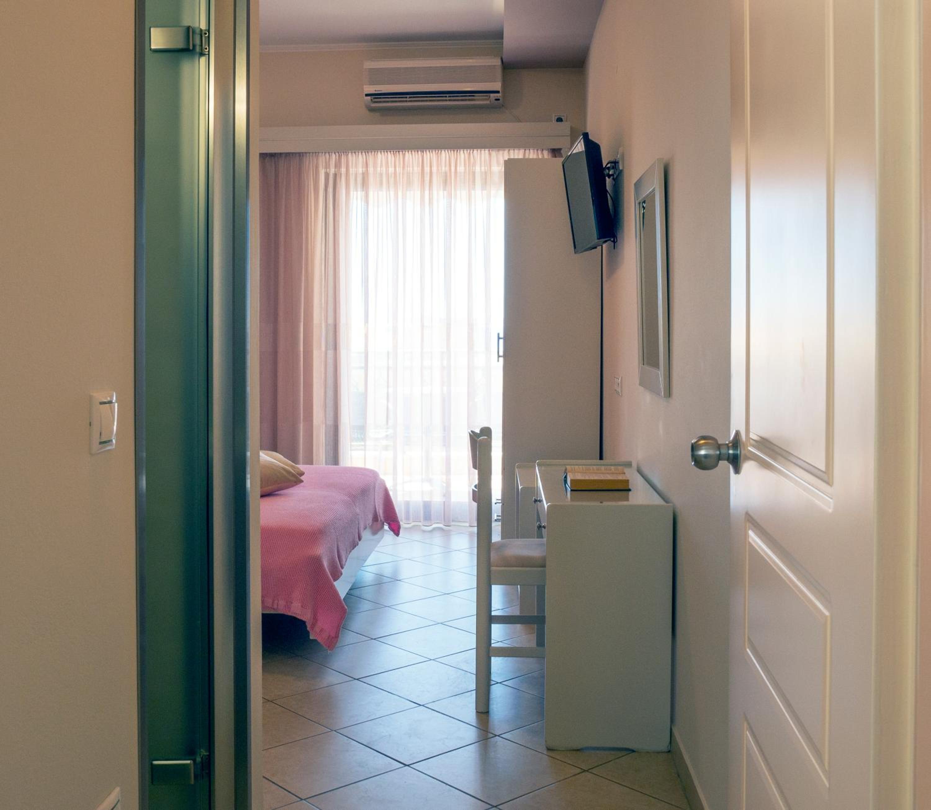 Deluxe Double Room with Side Sea View - Photo 4