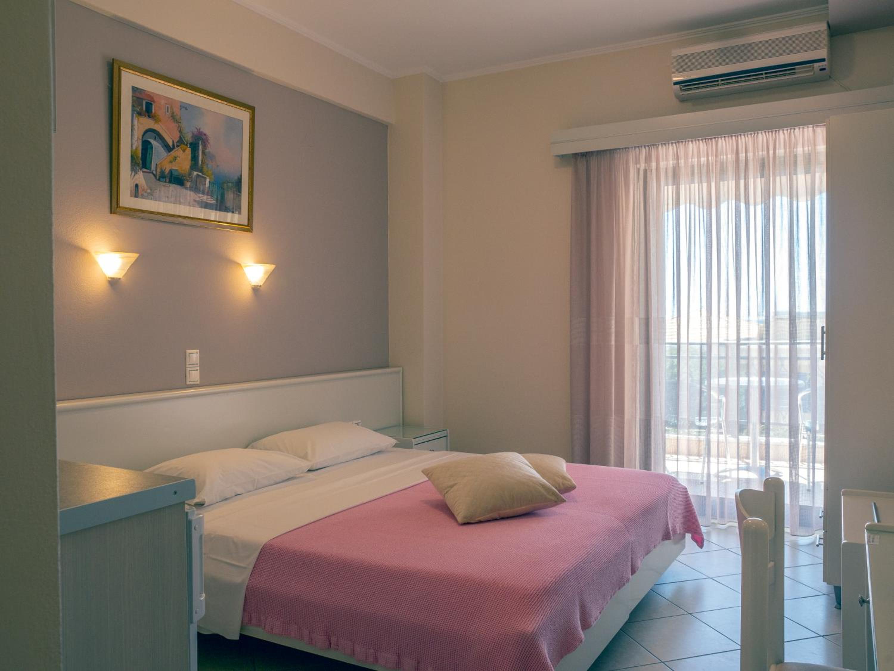 Deluxe Double Room with Side Sea View - Photo 1