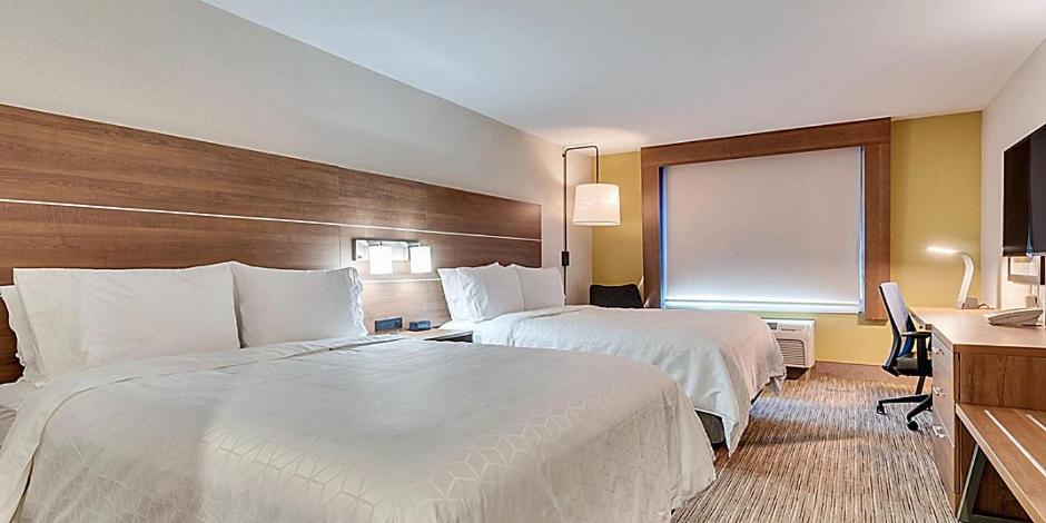 Standard Room with Two Queen Beds - Photo 10