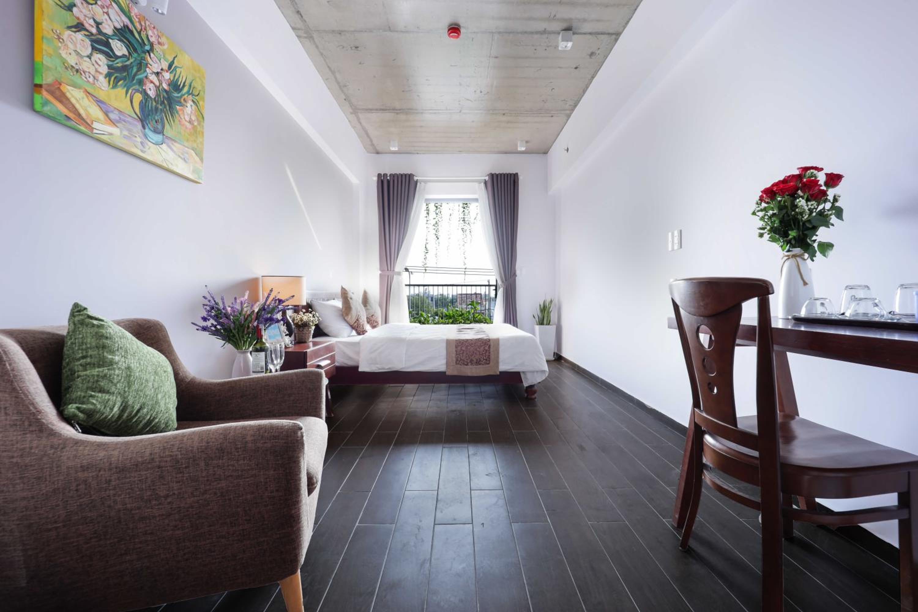 Deluxe Double Room with Balcony - Photo 6