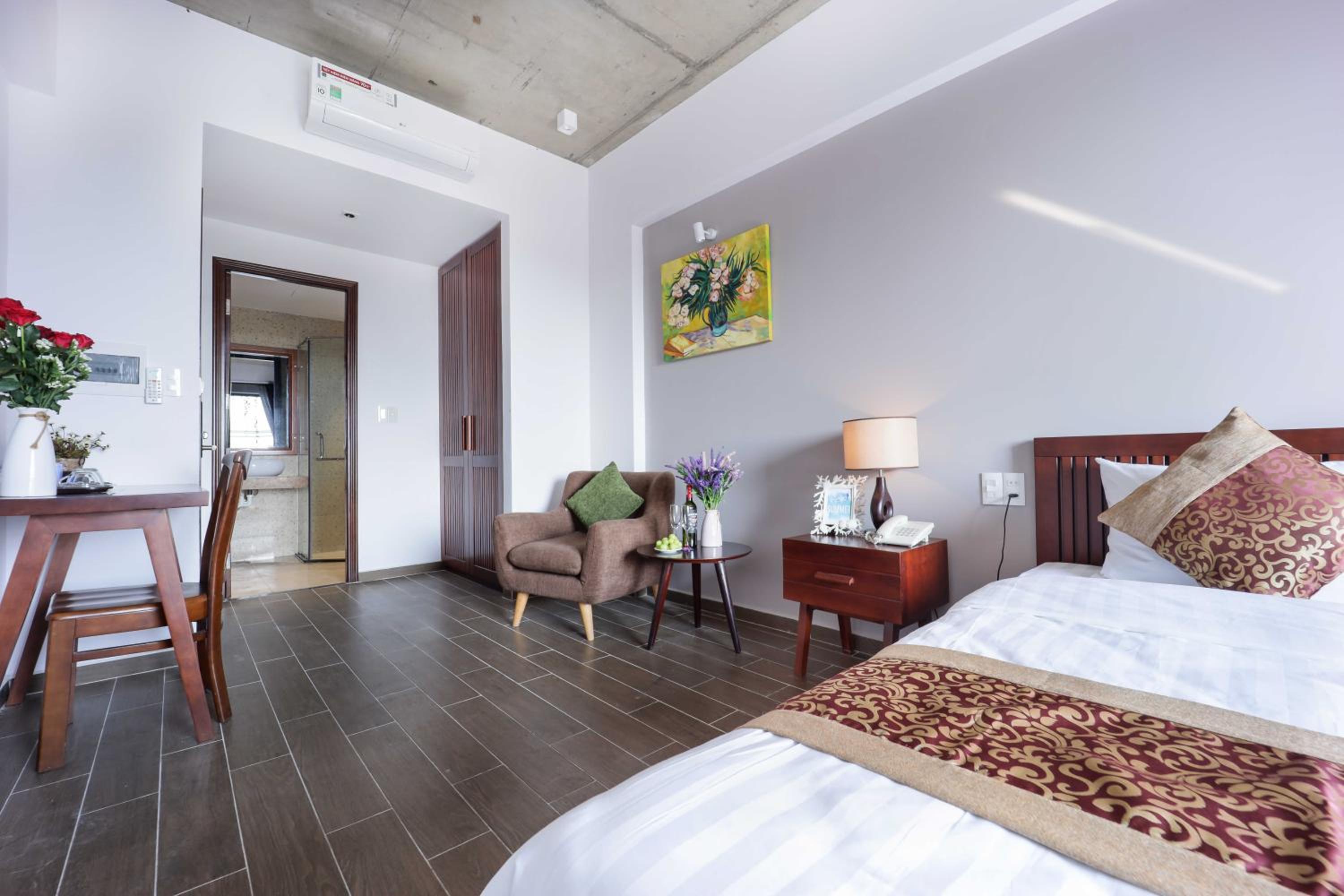 Deluxe Double Room with Balcony - Photo 7