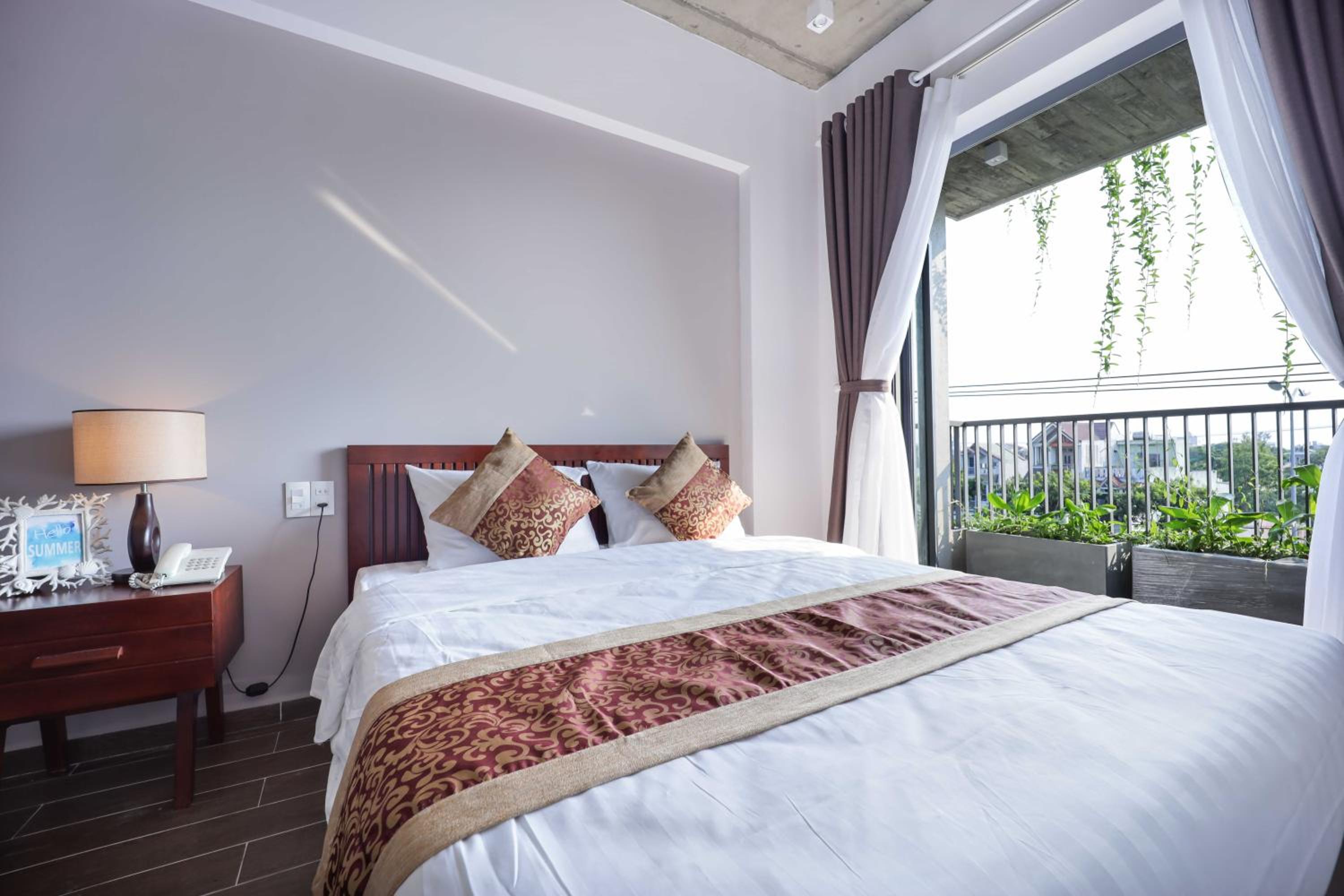 Deluxe Double Room with Balcony - Photo 8