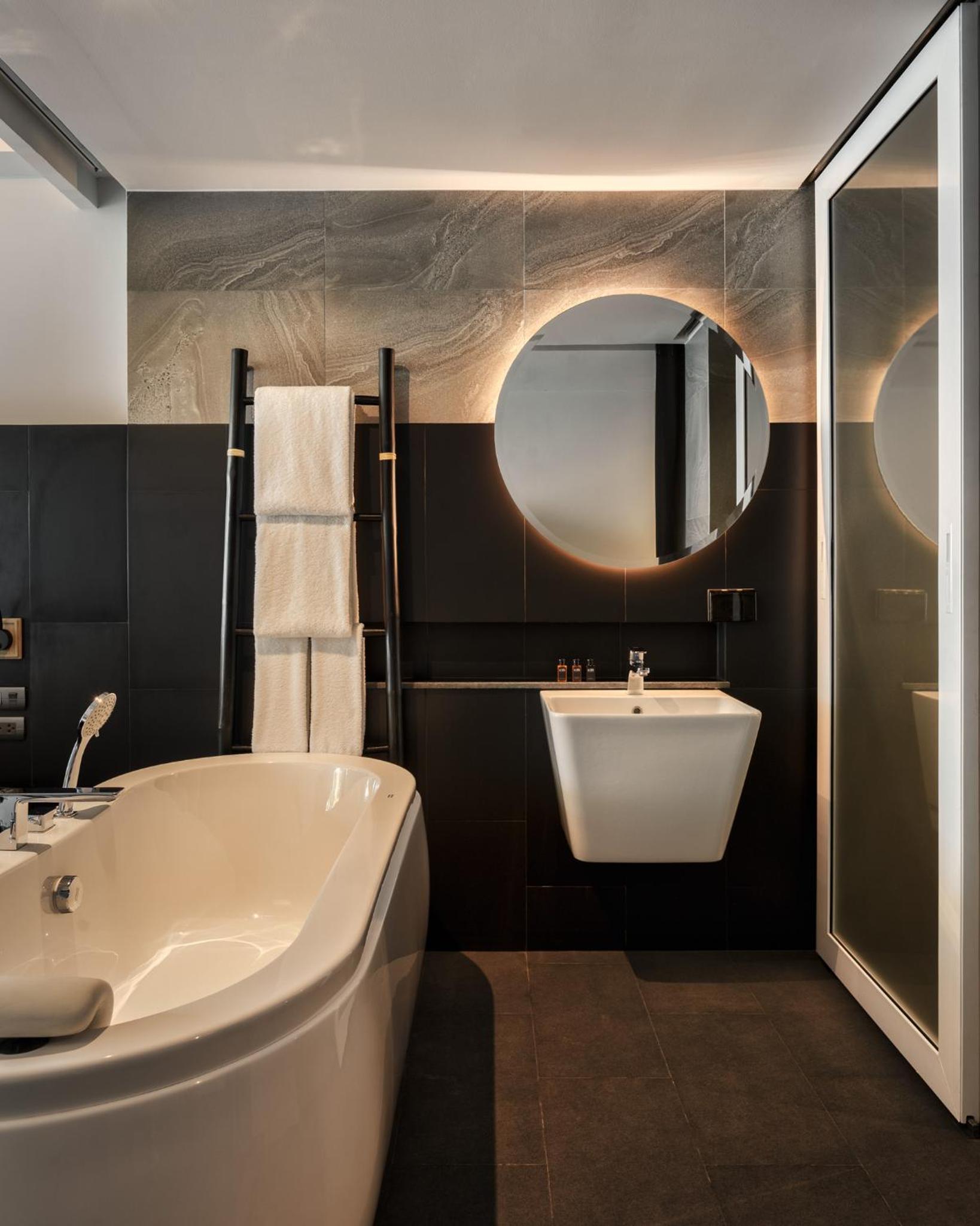 Superior King Room - Photo 5
