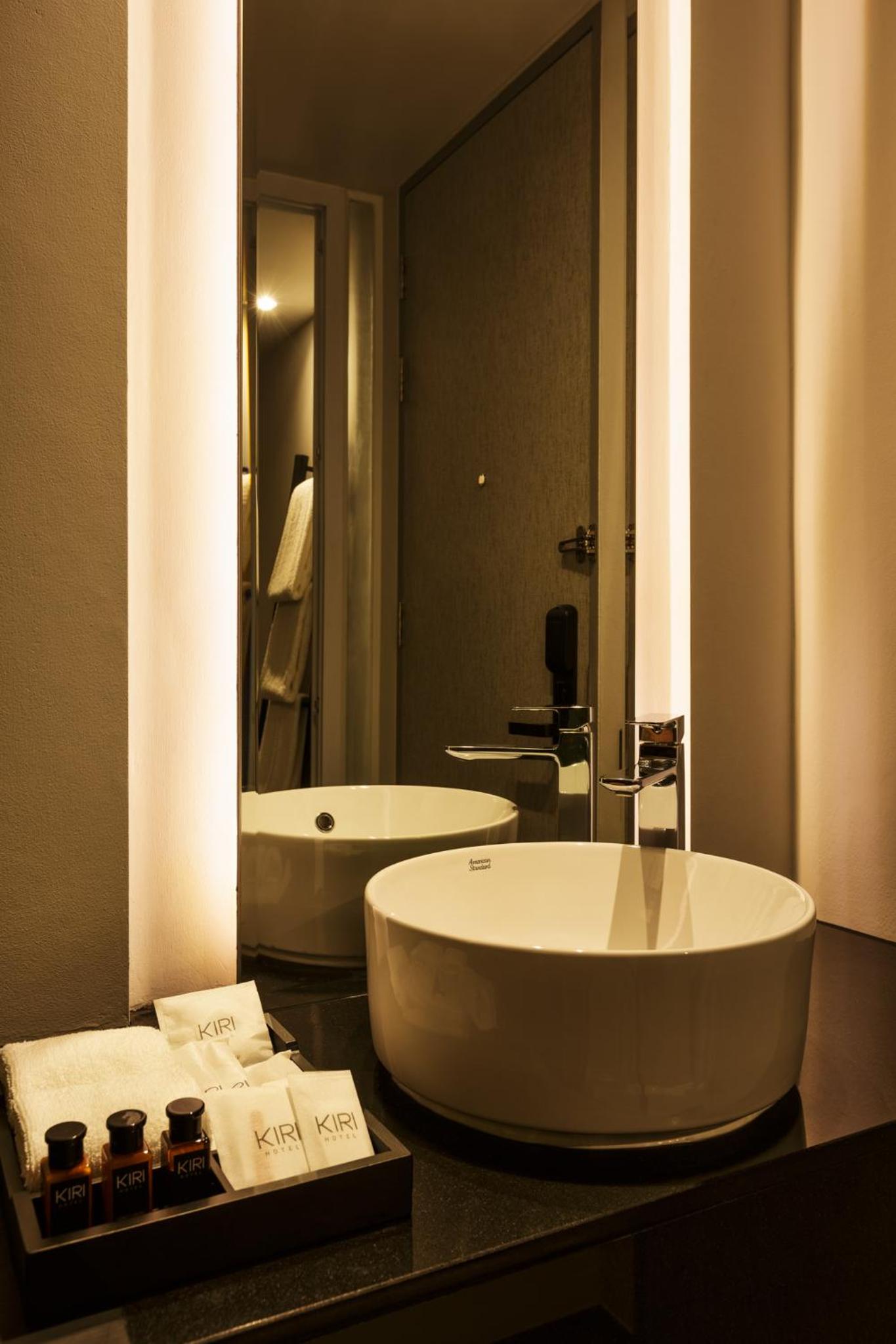 Twin Room with Pool View - Photo 5