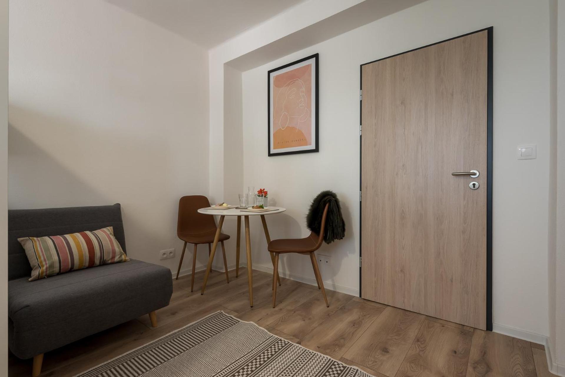 Apartment with Balcony - Photo 3