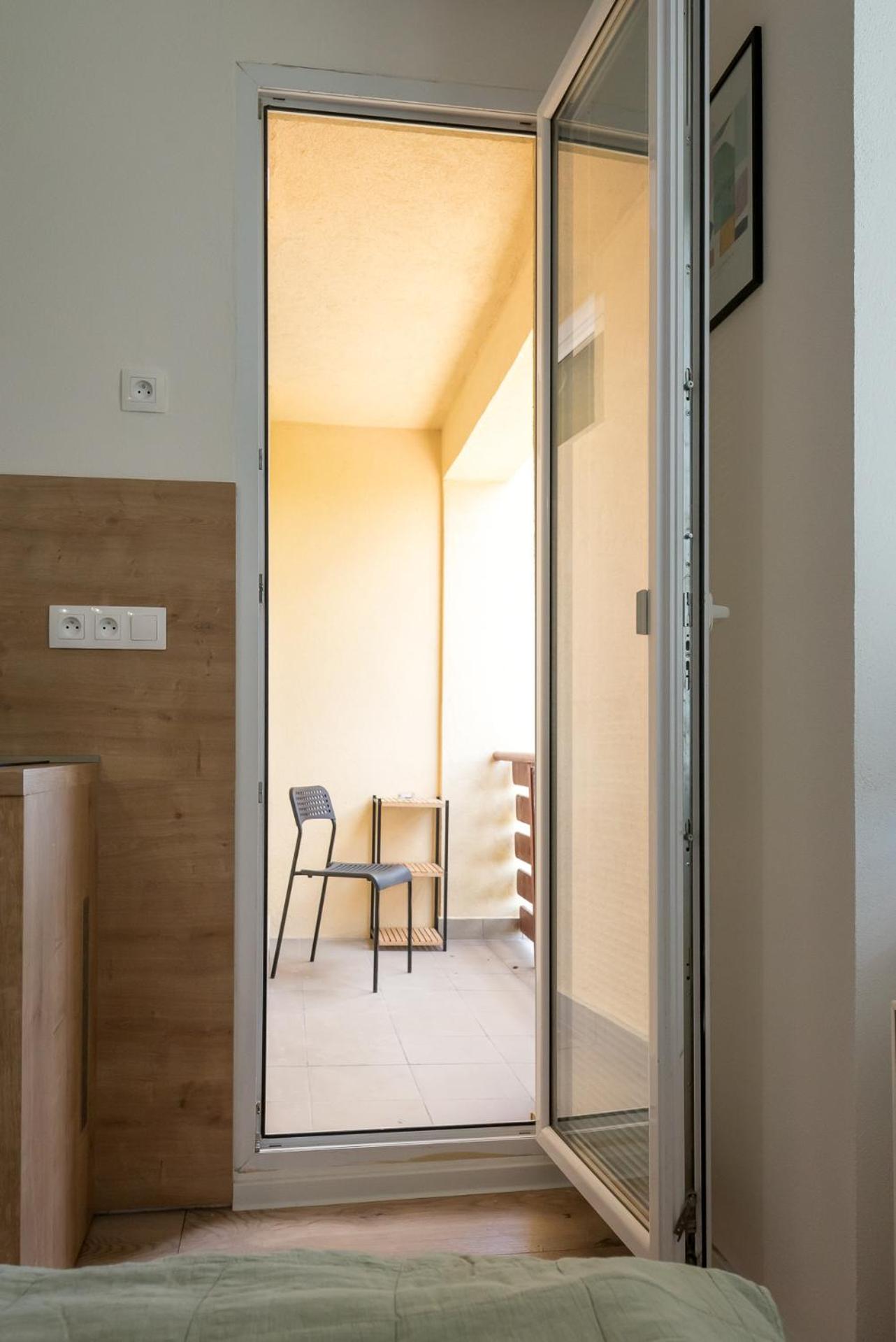 Apartment with Balcony - Photo 12