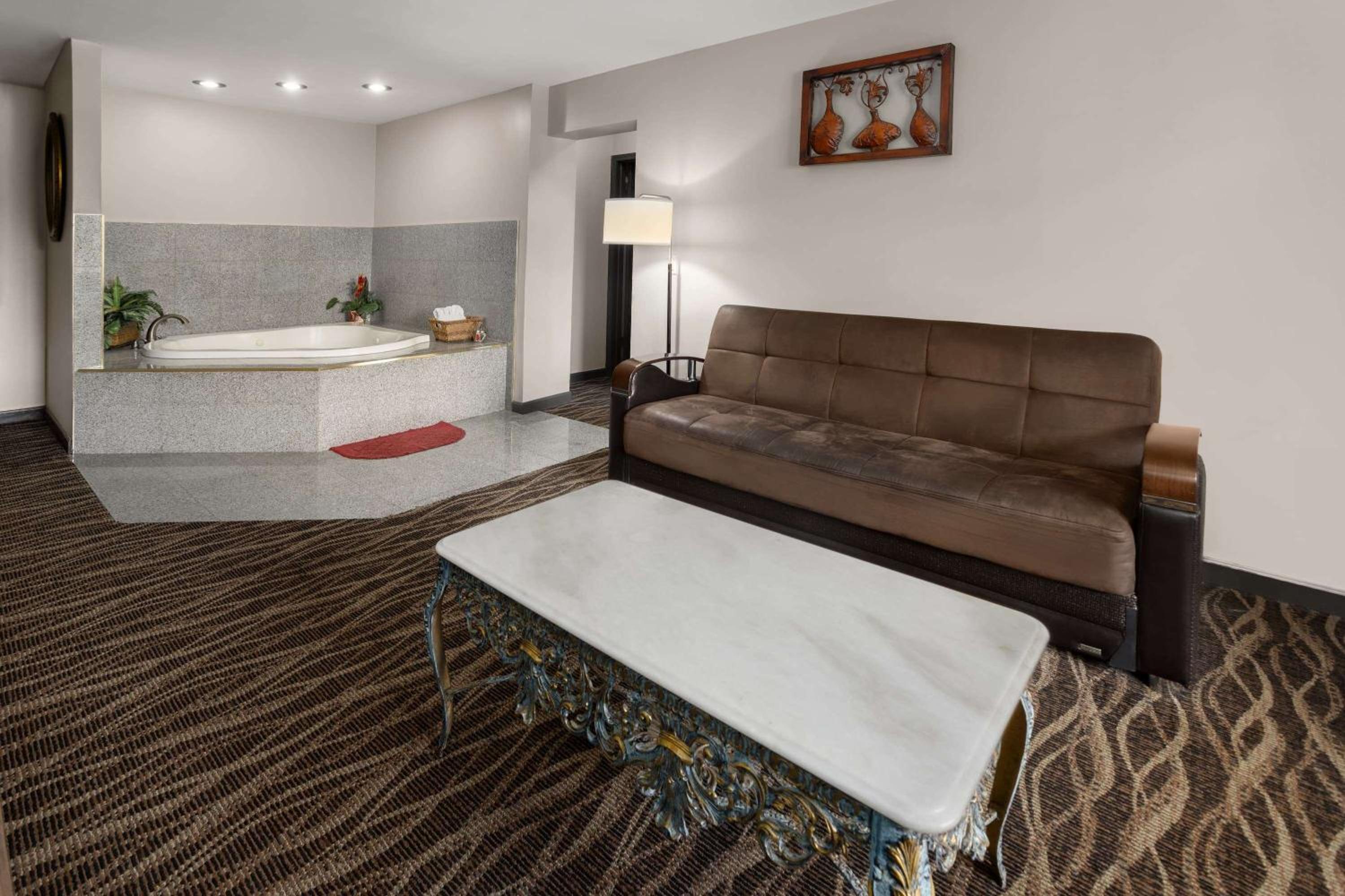 One-Bedroom King Suite - Non-Smoking photo 2