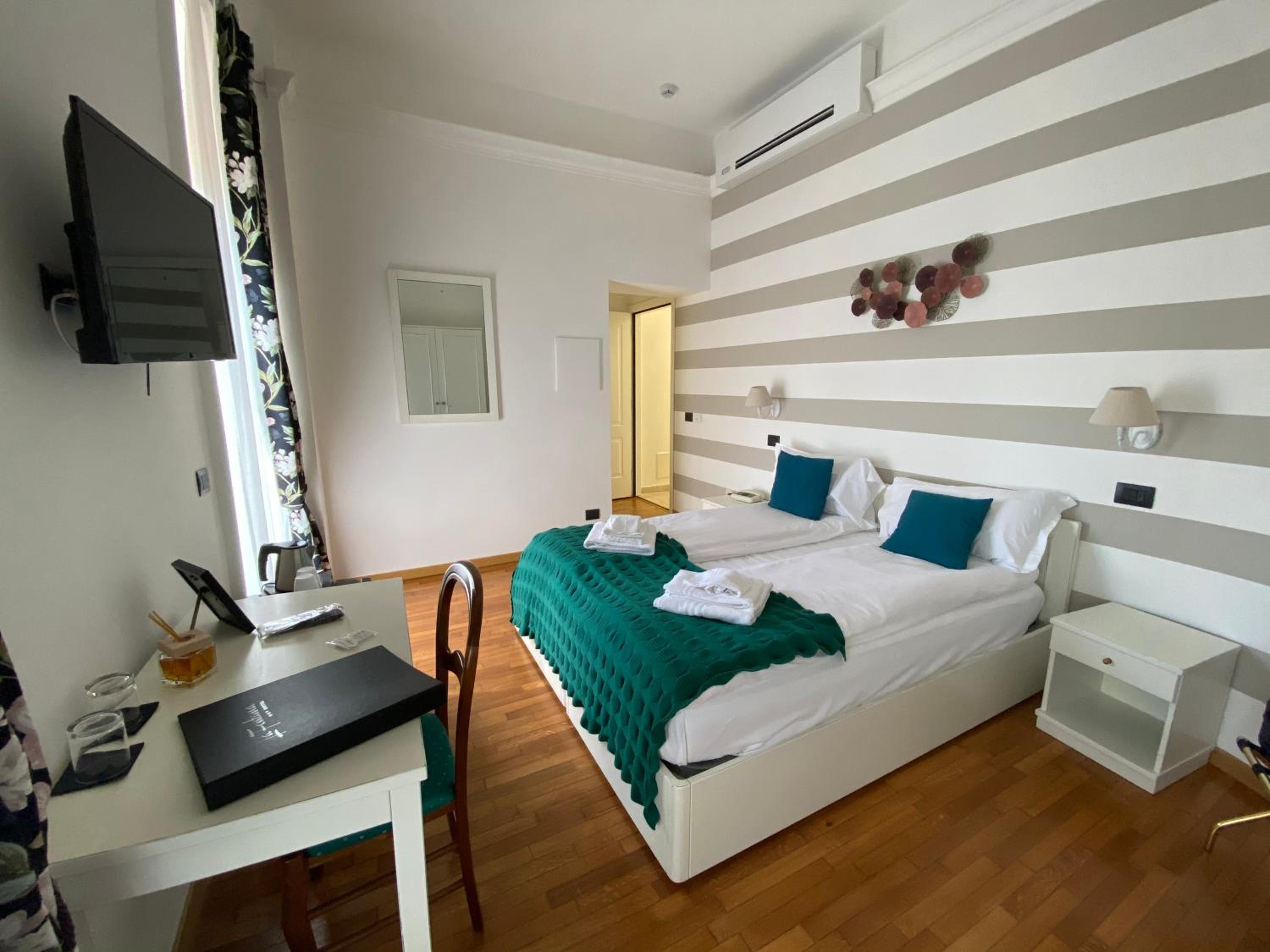 Deluxe Double or Twin Room with Balcony and Lake view