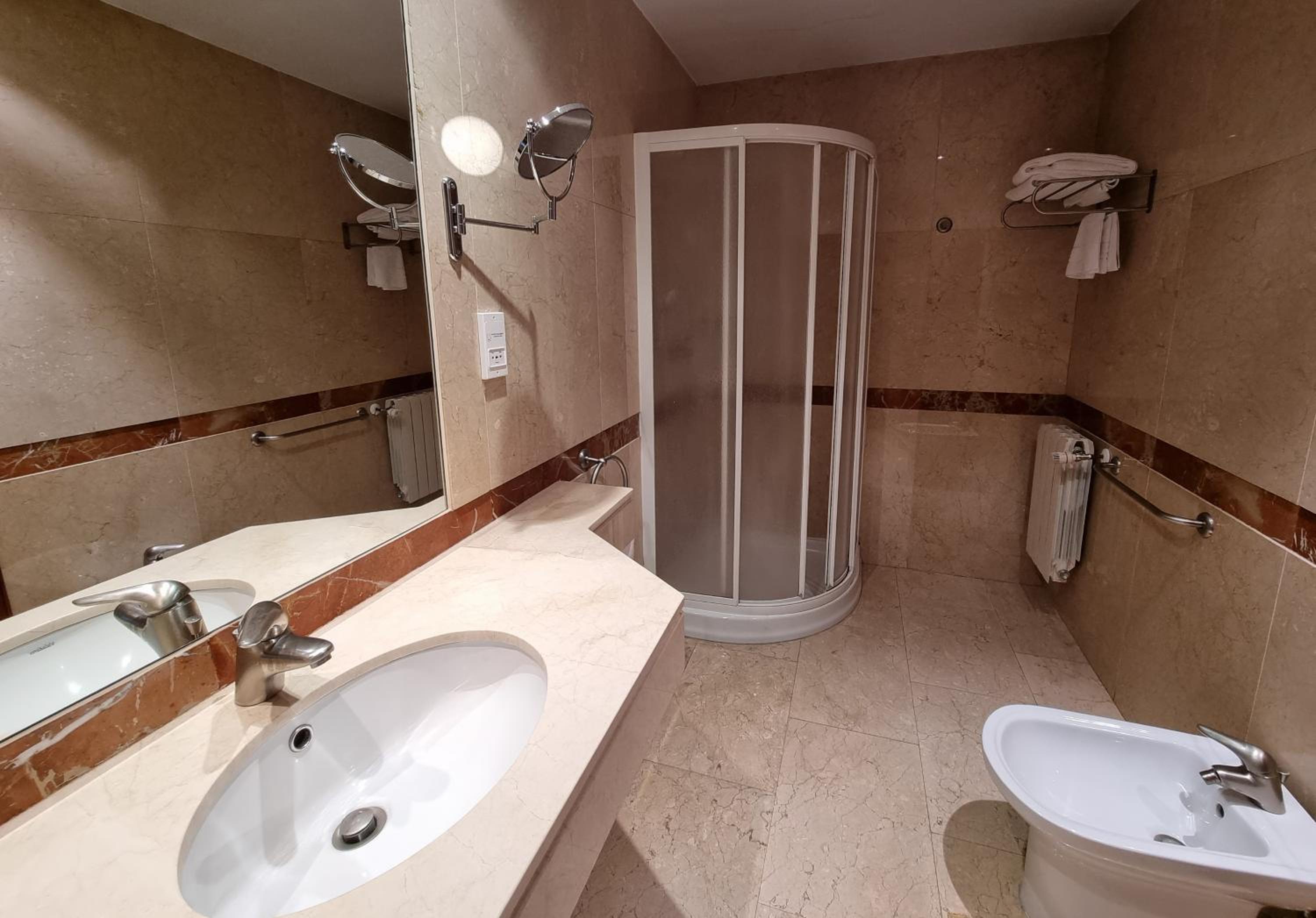 Double or Twin Room - Photo 3