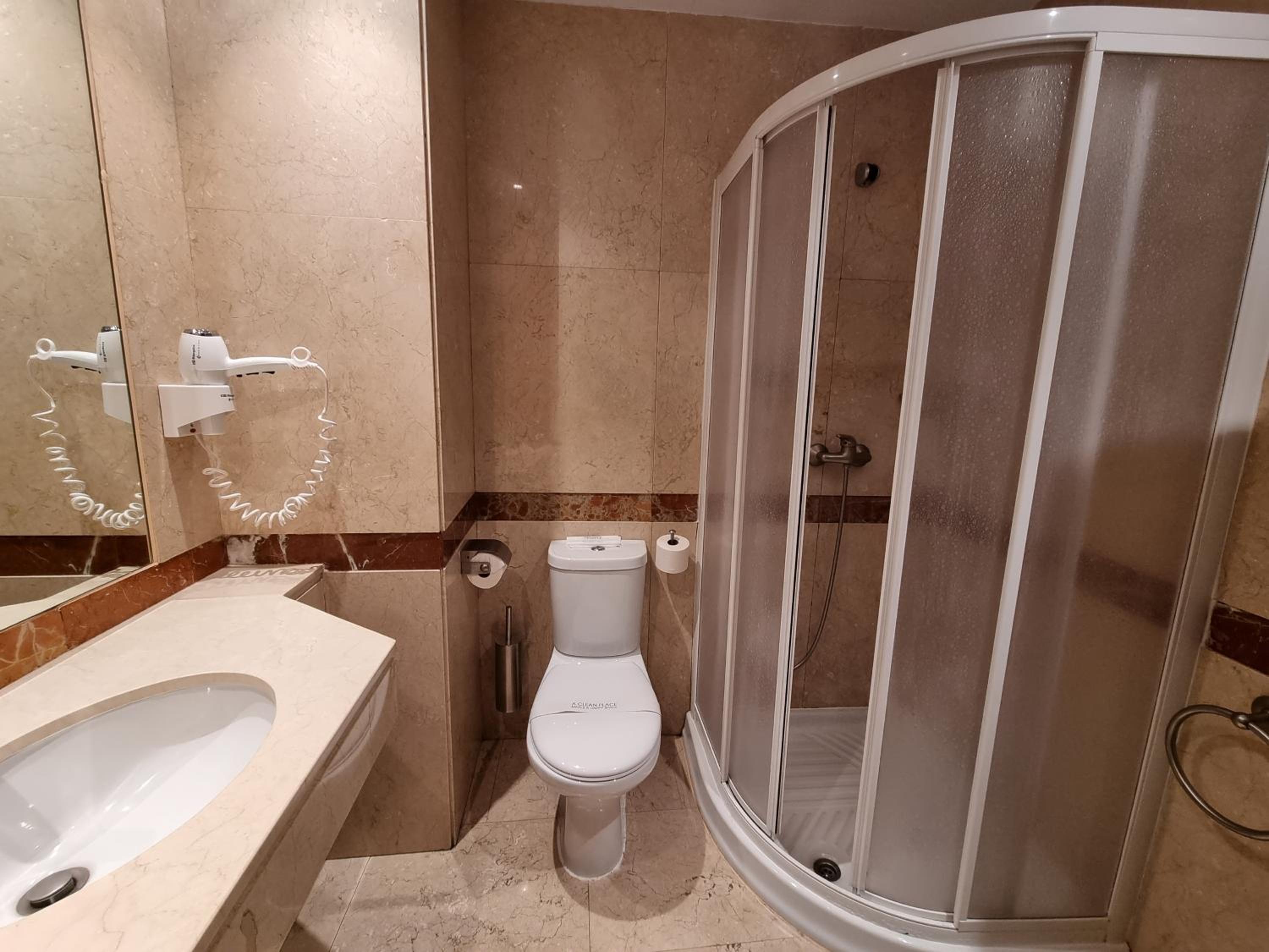Double or Twin Room - Photo 4