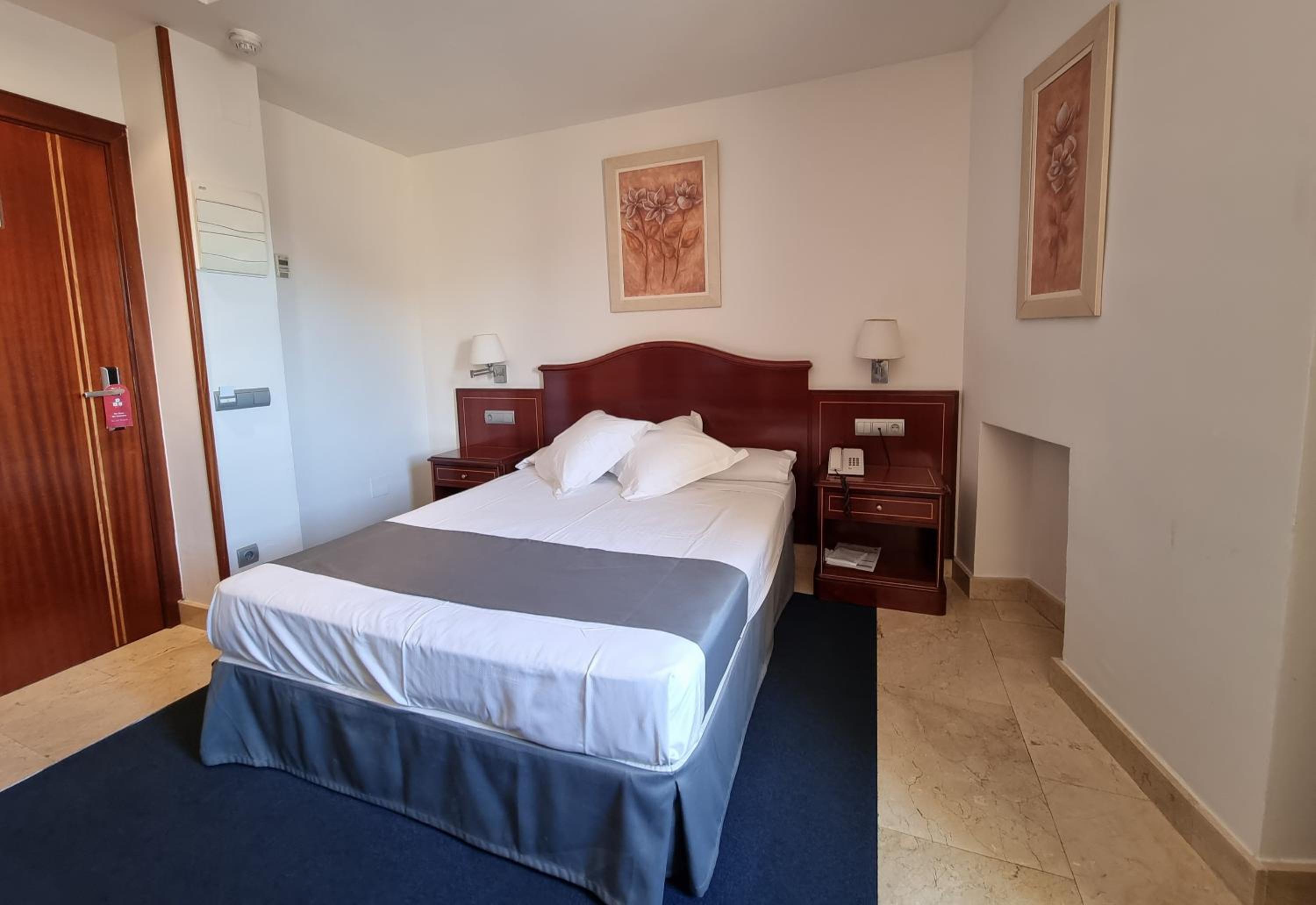 Double or Twin Room - Photo 6