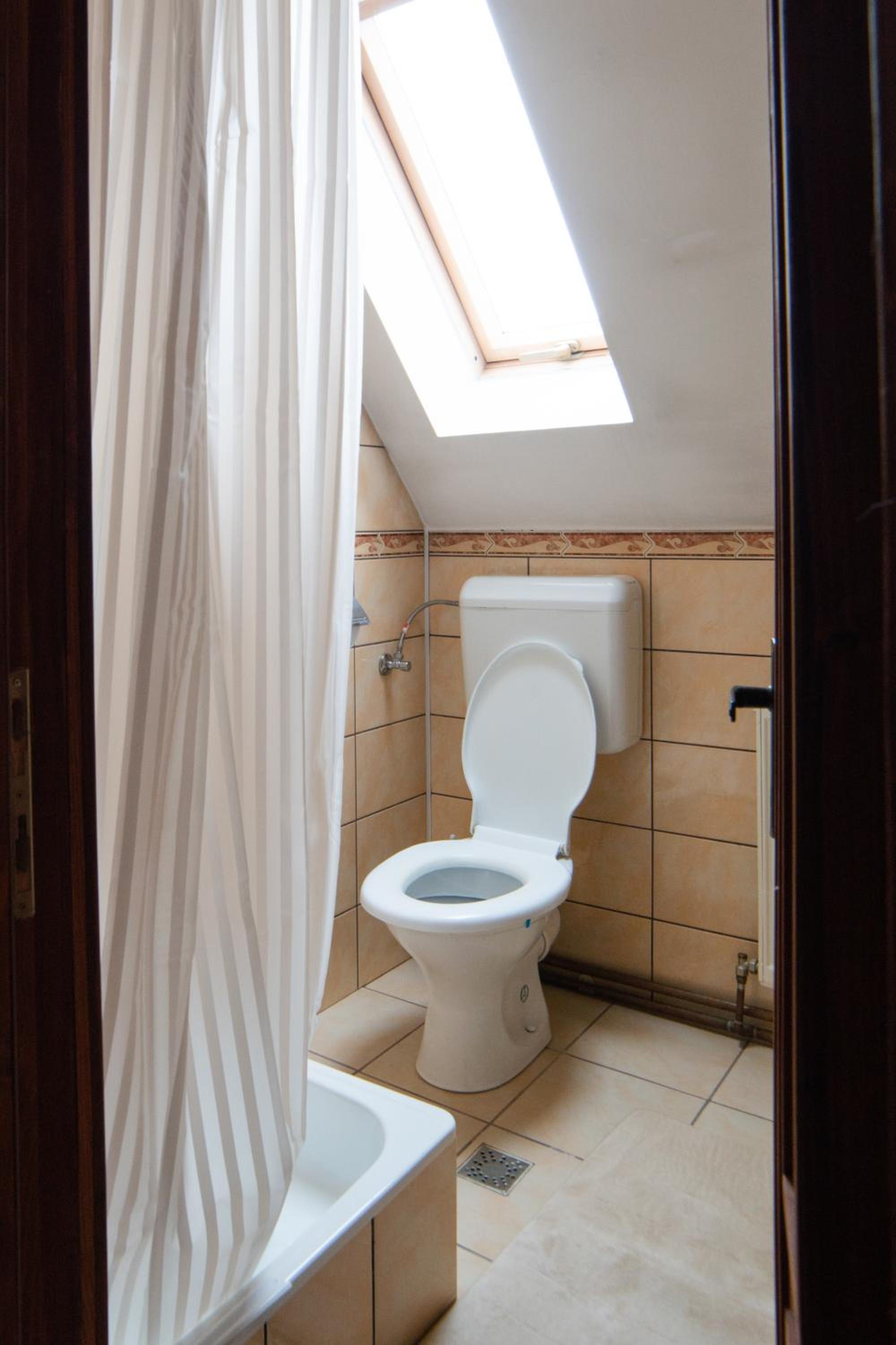 Family Room with Private Bathroom - Photo 3